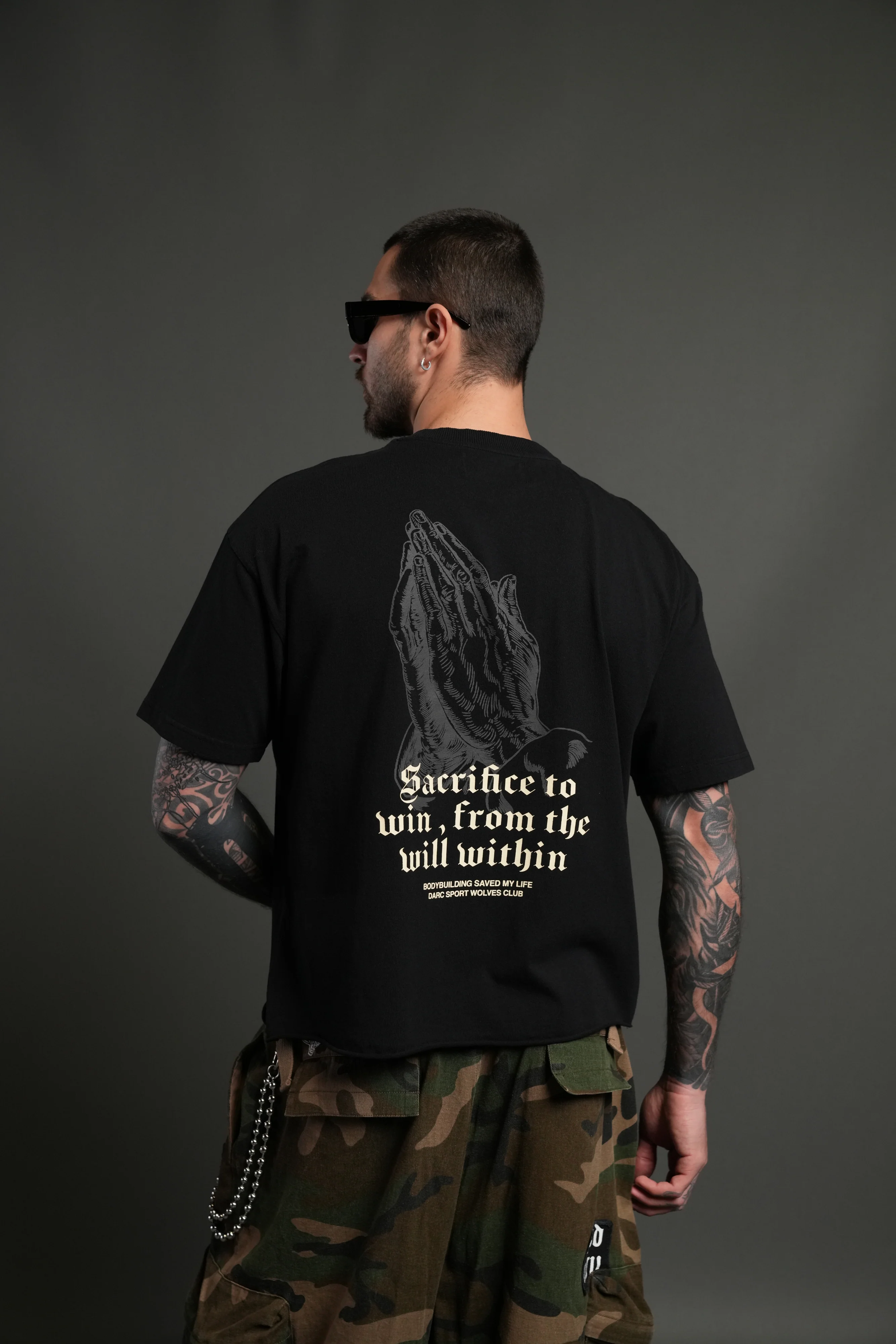 Big Bodybuilding Saved My Life Grunge Mid-Length Raw Hem Tee in Black - Image 4
