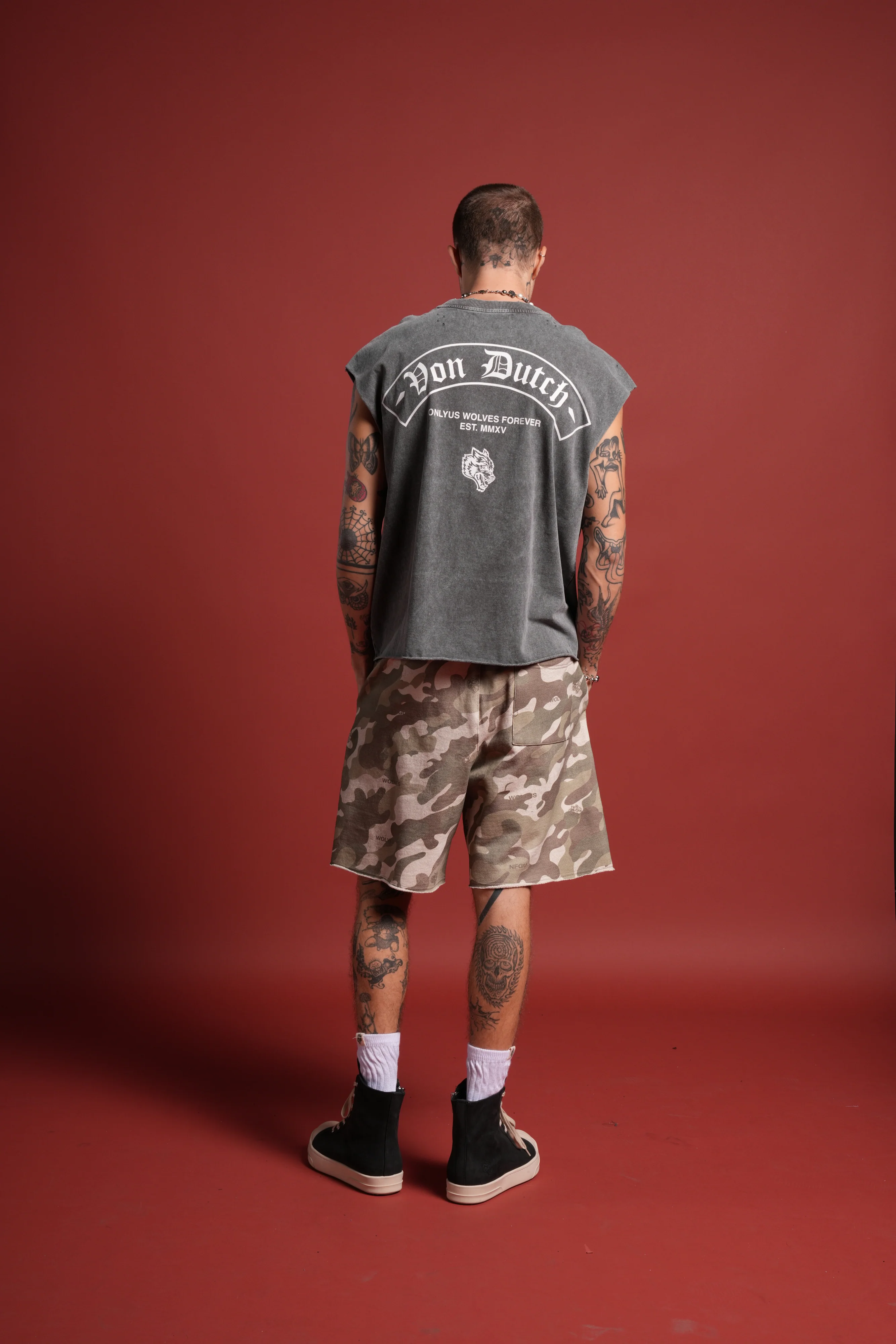 Darc Covenant Distressed Grunge Mid-Length Raw Hem Muscle Tee in Wolf Gray - Image 6