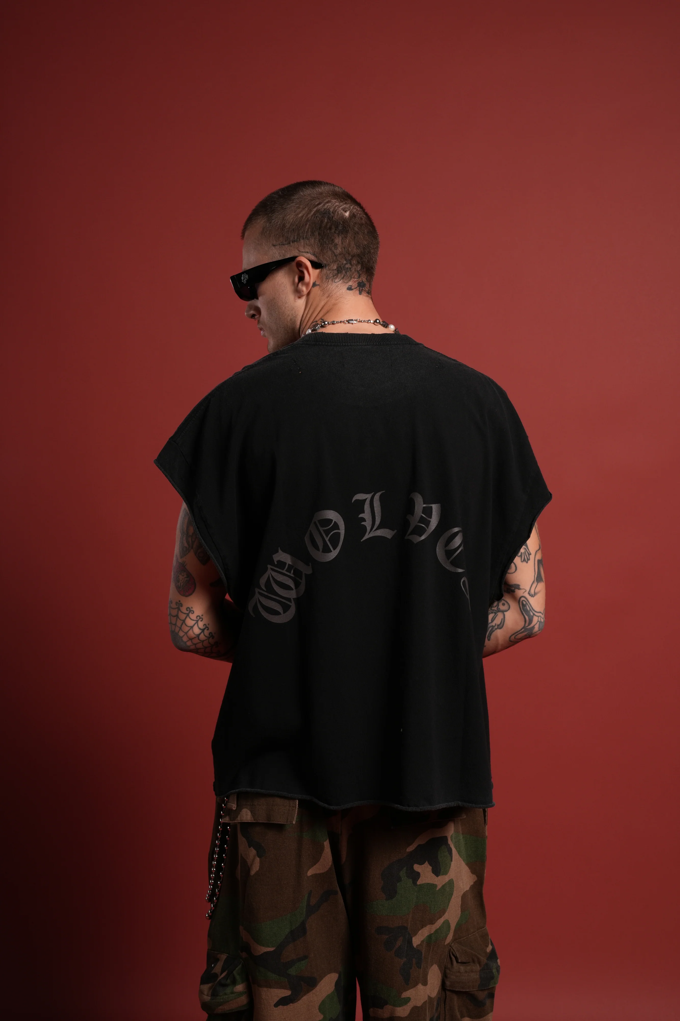 DSVD Legacy Distressed Grunge Cut-Off Mid-Length Raw Hem Tee in Black - Image 2