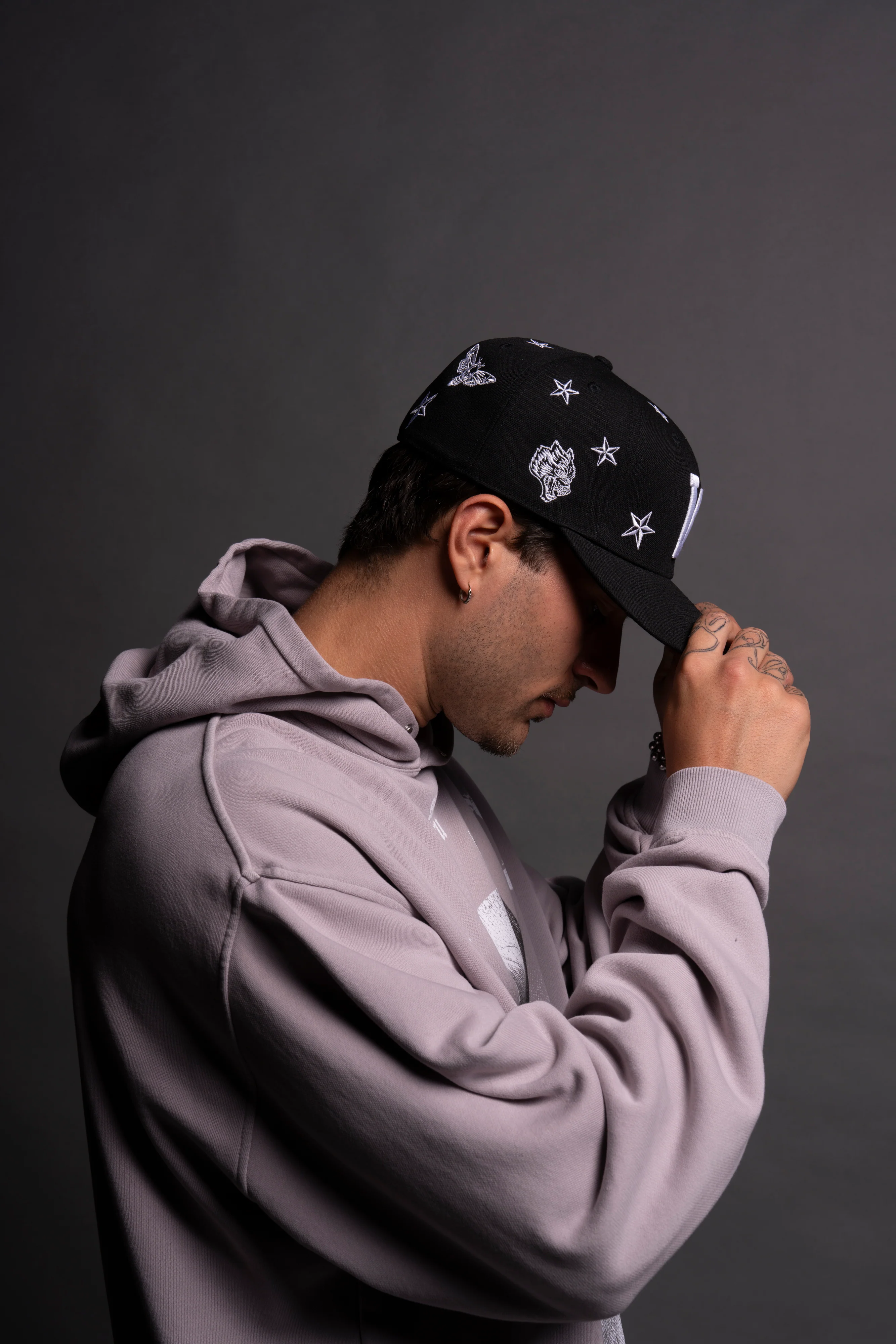 Guidance Fitted Hat in Black - Image 4