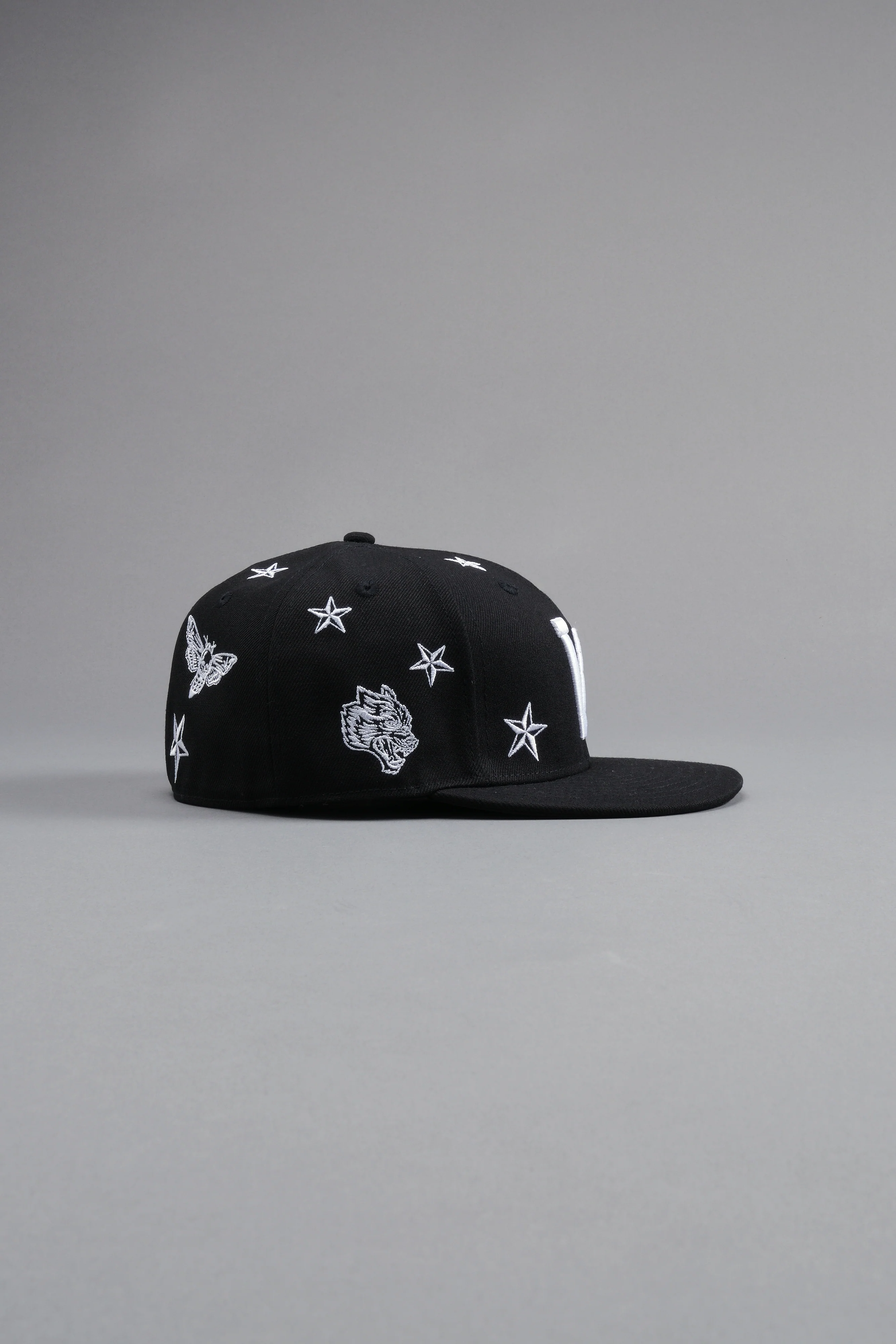 Guidance Fitted Hat in Black - Image 7