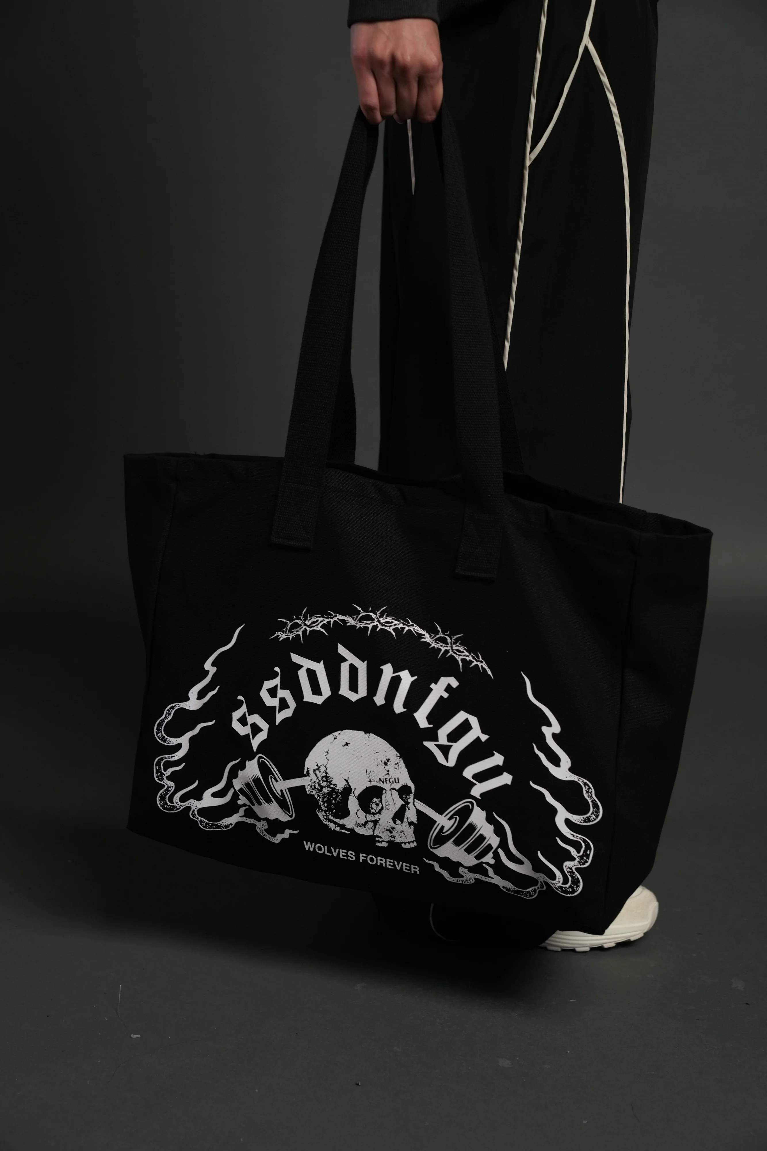 Hannya Inferno Canvas Tote in Black - Image 8