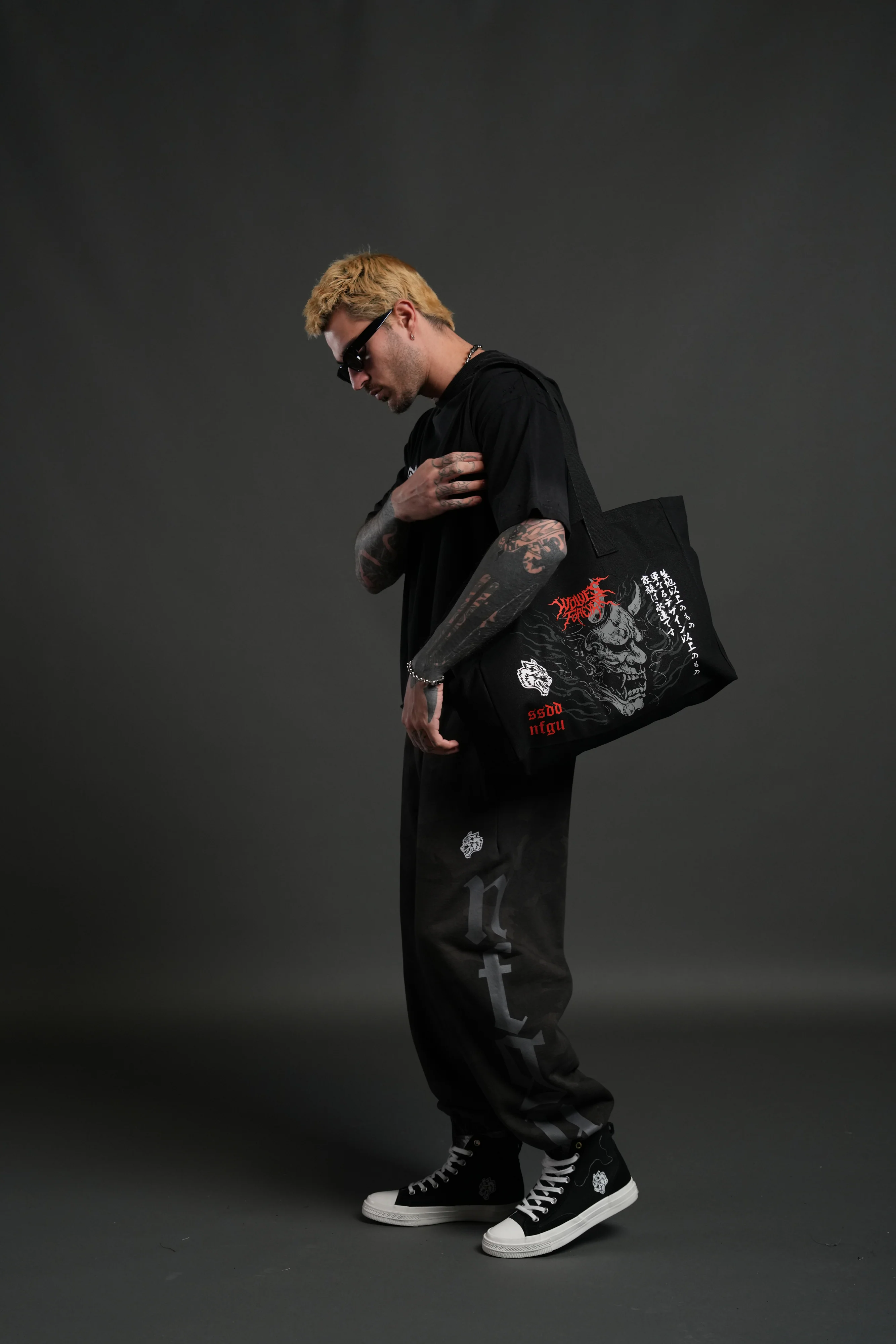 Hannya Inferno Canvas Tote in Black - Image 9