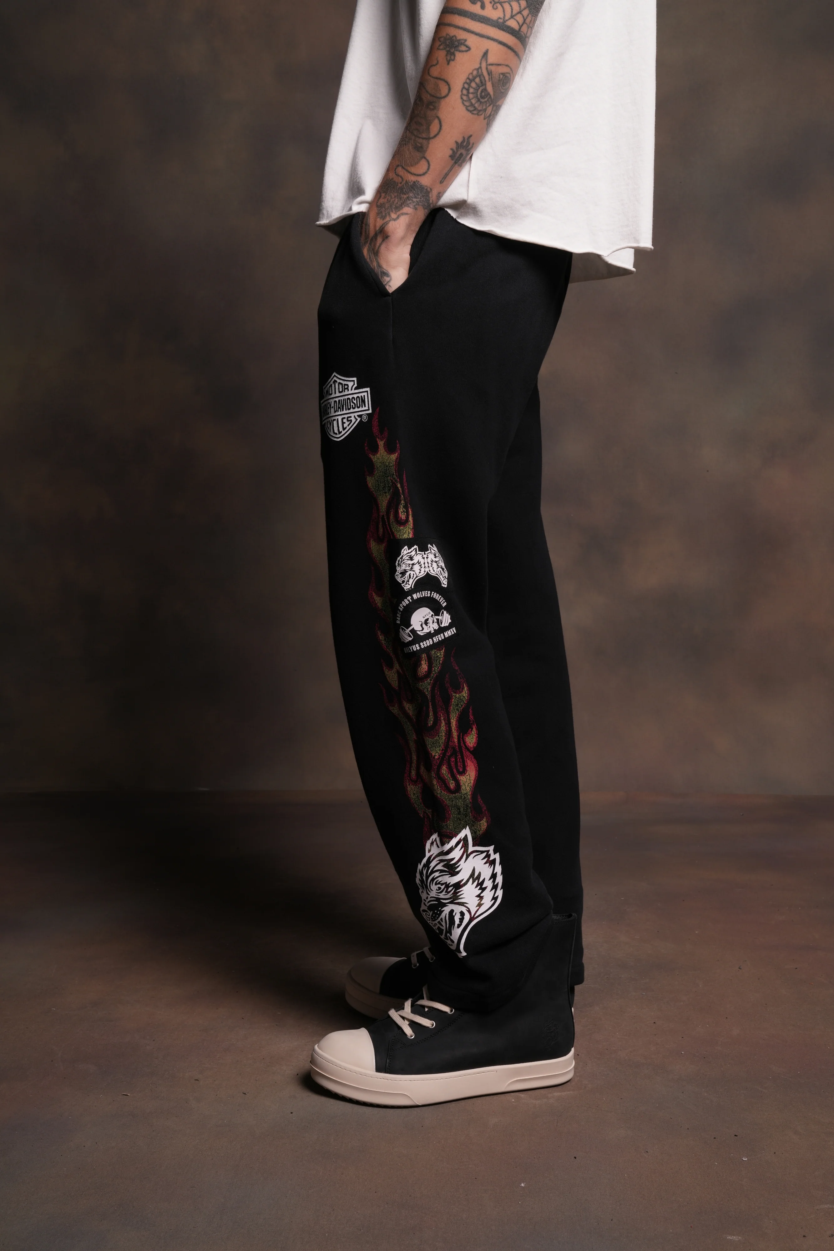 Harley-Davidson Wolves Bigelow Cargo Sweat Pants in Black Drift Wash - Image 4