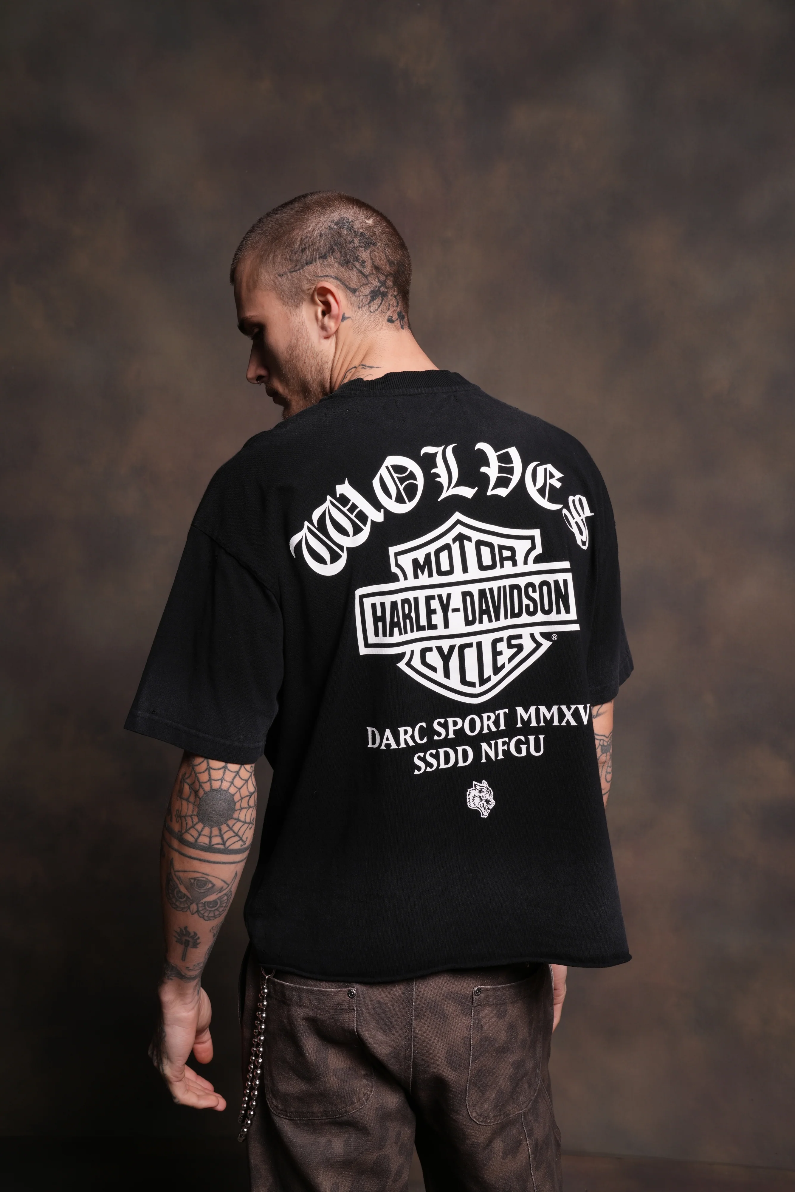 Harley-Davidson Wolves Distressed Grunge Mid-Length Raw Hem Tee in Black Drift Wash - Image 4