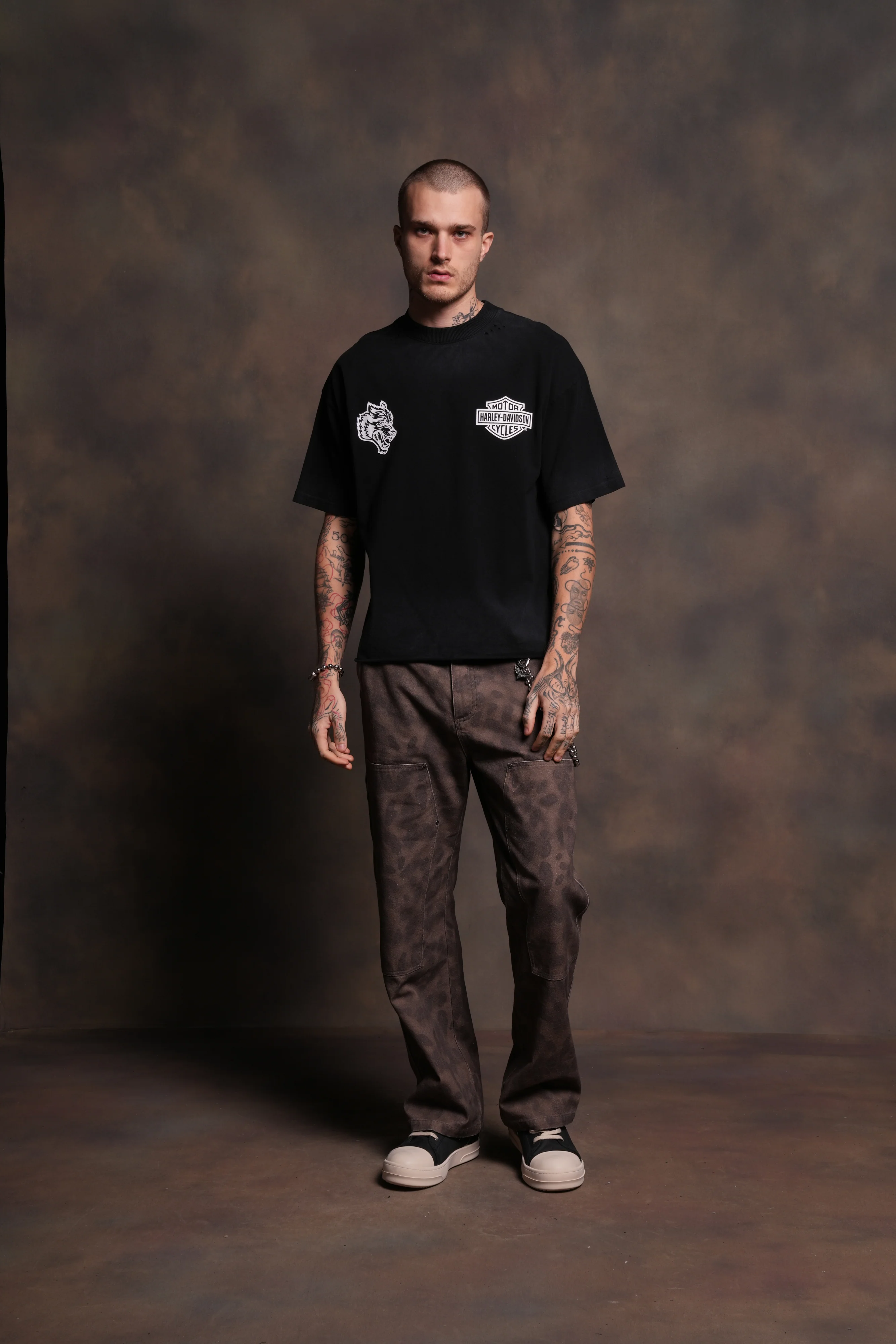 Harley-Davidson Wolves Distressed Grunge Mid-Length Raw Hem Tee in Black Drift Wash - Image 5