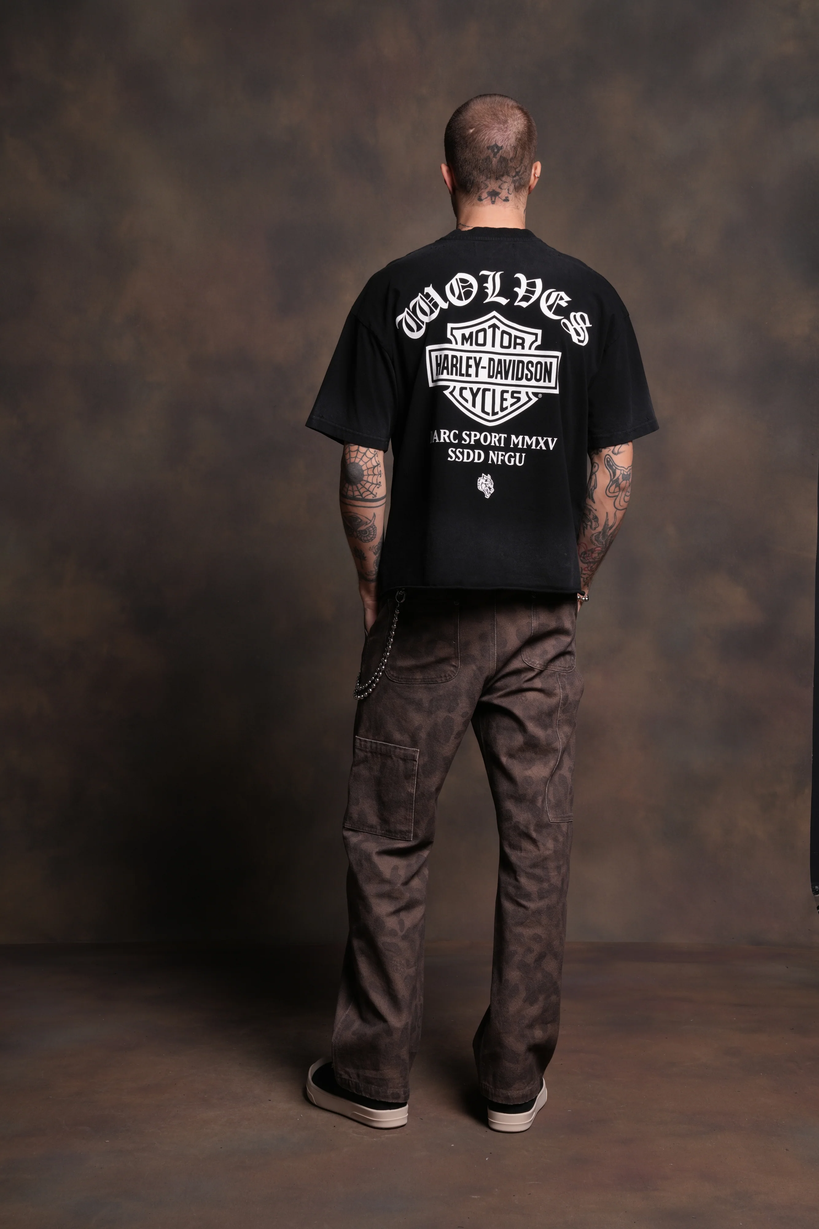 Harley-Davidson Wolves Distressed Grunge Mid-Length Raw Hem Tee in Black Drift Wash - Image 6