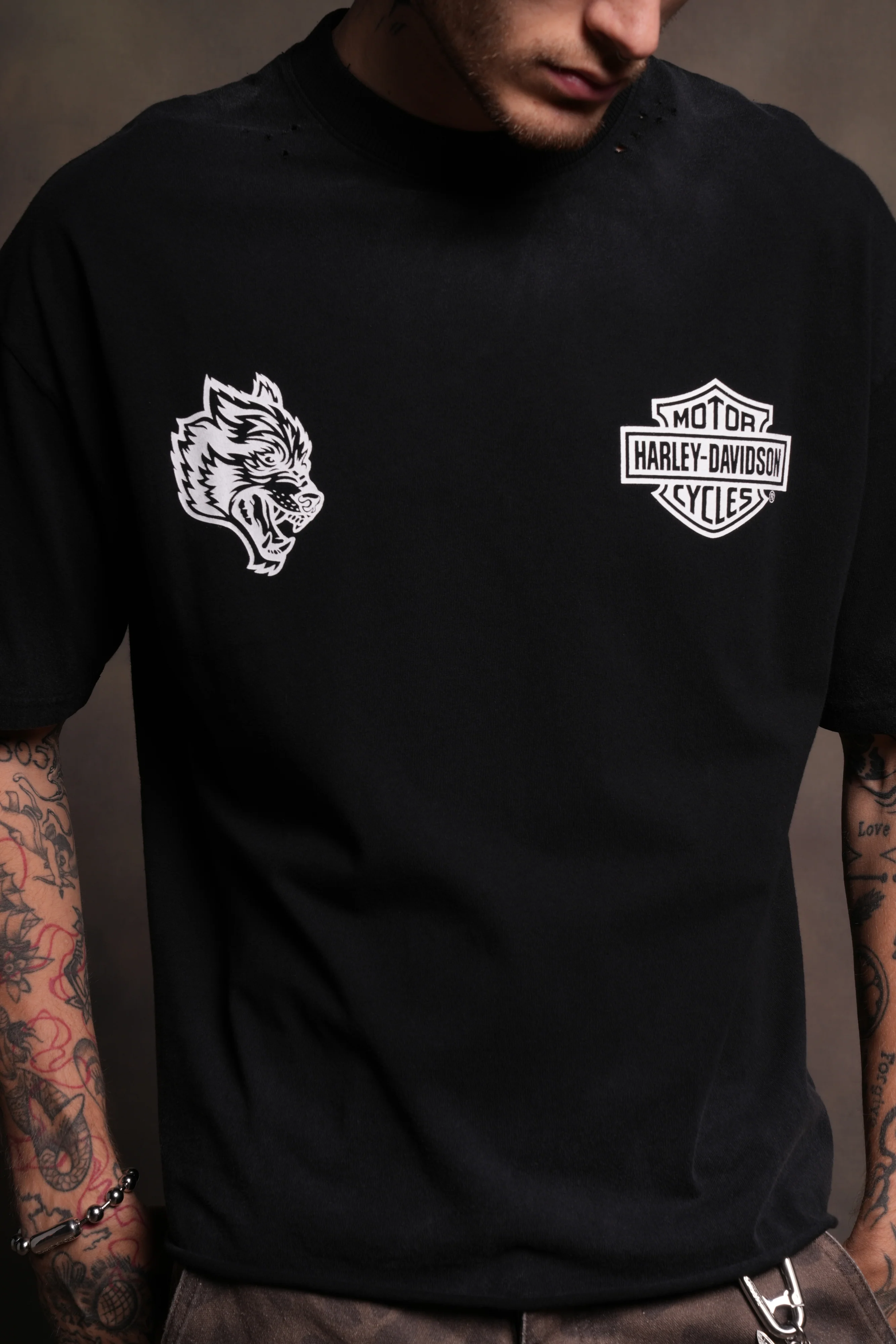 Harley-Davidson Wolves Distressed Grunge Mid-Length Raw Hem Tee in Black Drift Wash - Image 7
