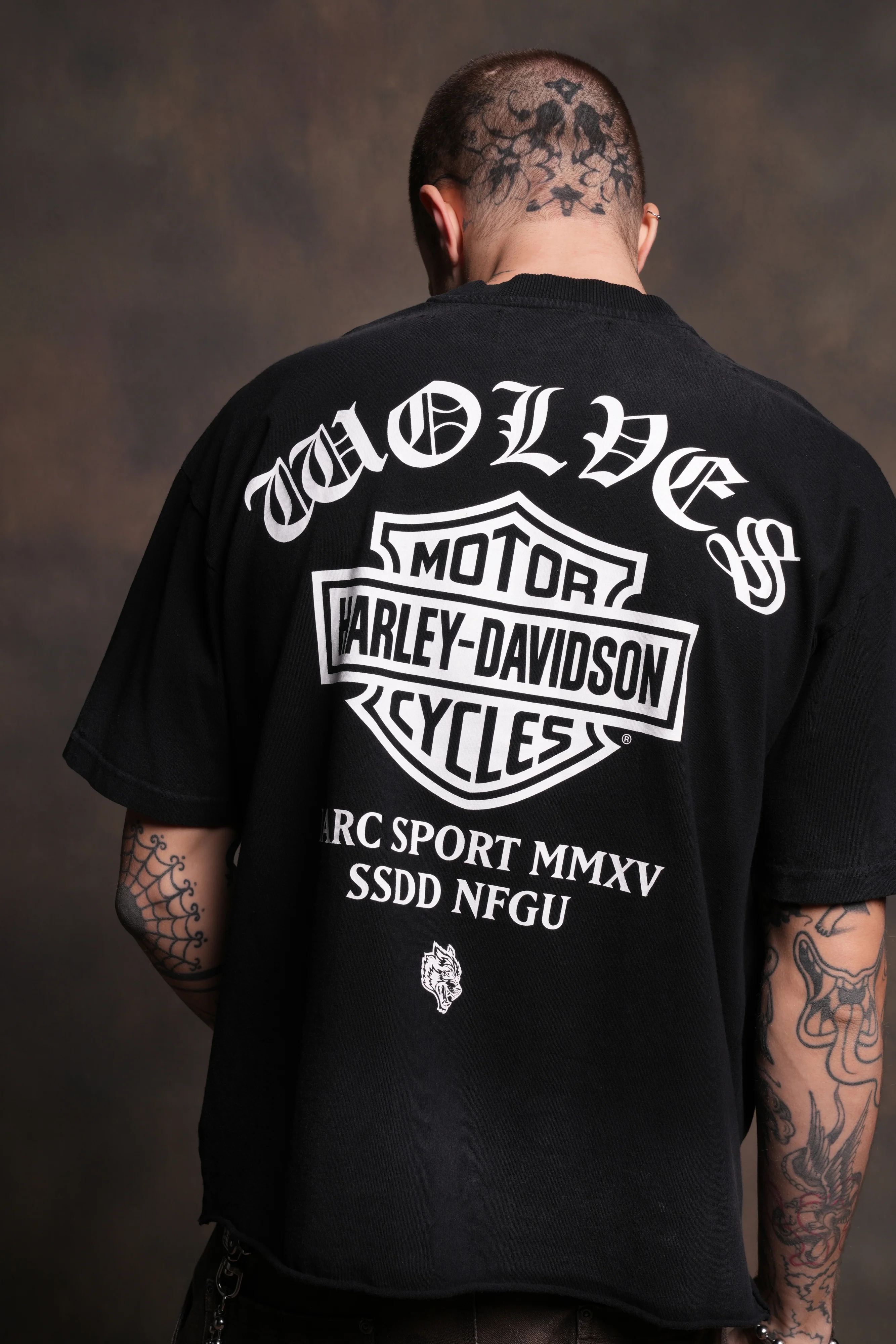Harley-Davidson Wolves Distressed Grunge Mid-Length Raw Hem Tee in Black Drift Wash - Image 8