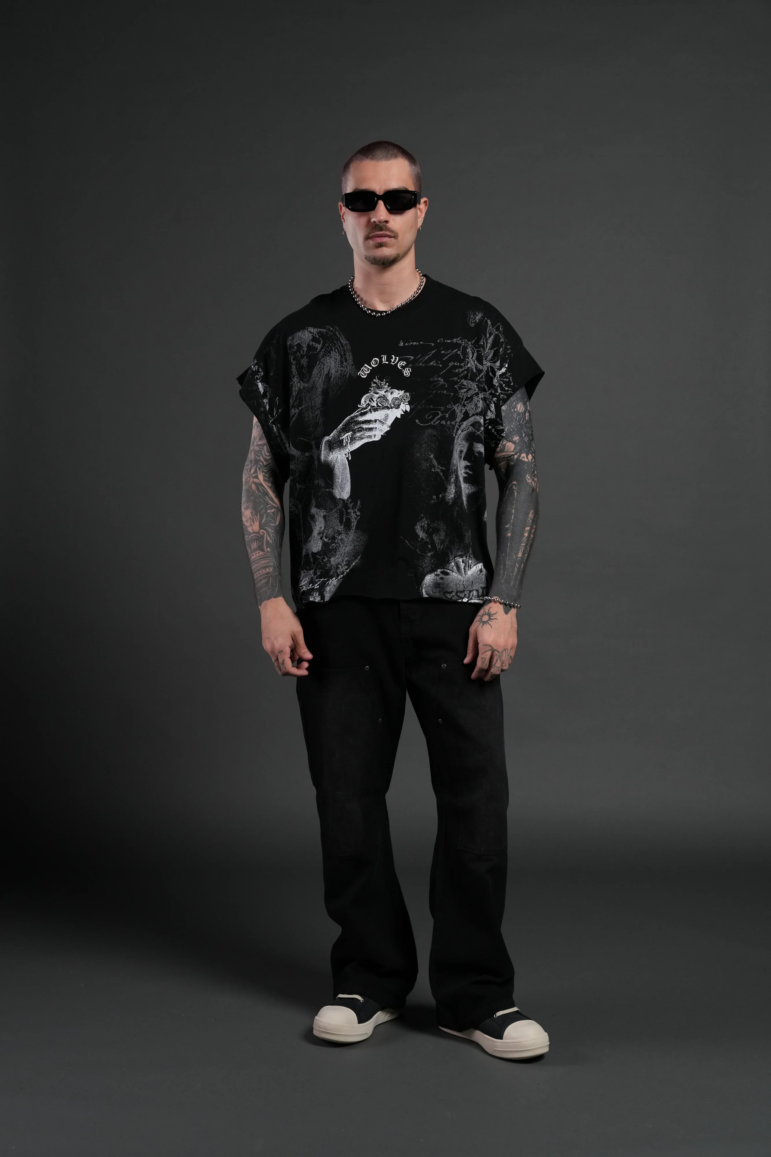 Heart of Thorns Distressed Grunge Cut-Off Mid-Length Raw Hem Tee in Black - Image 5