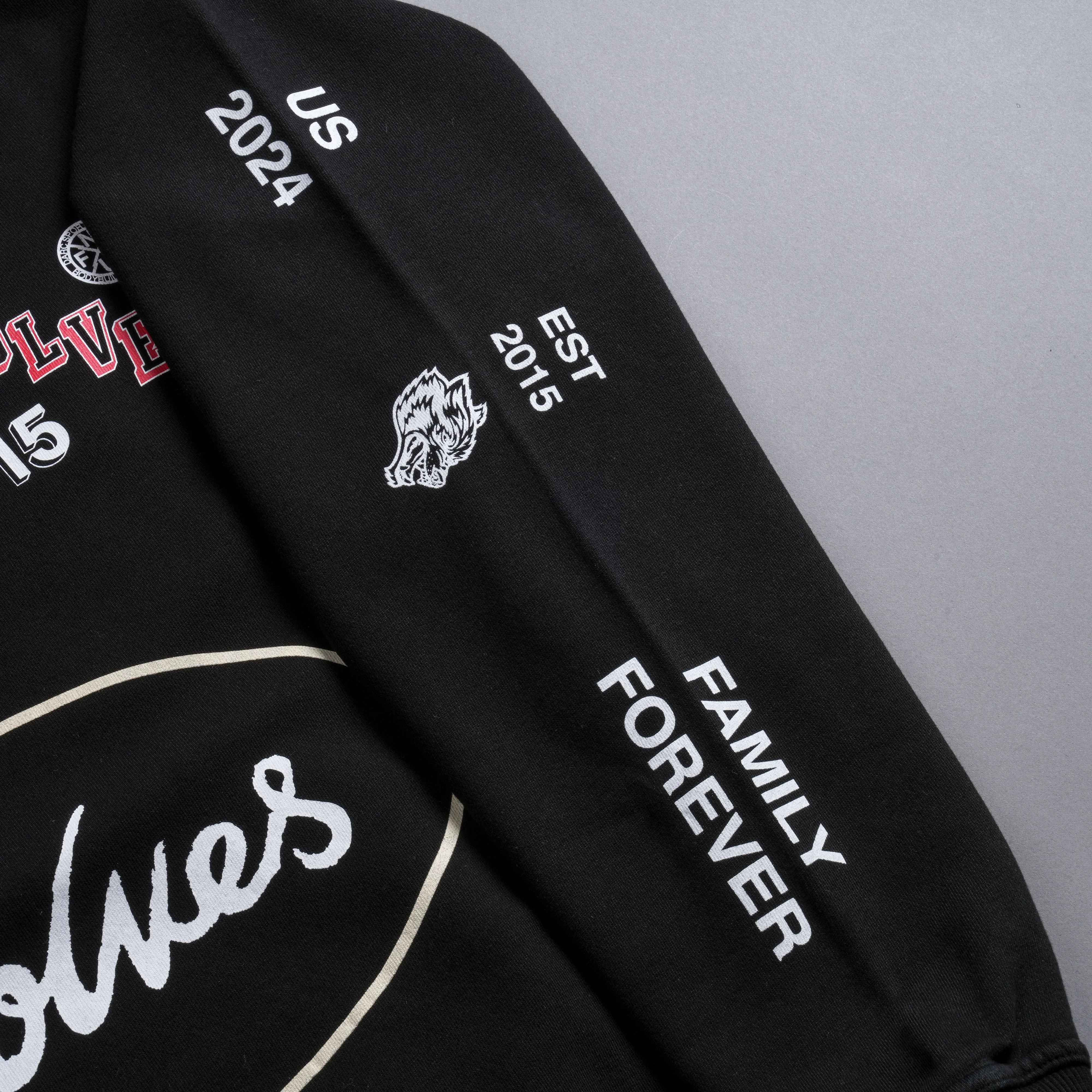 Live Fast V2 She London Crewneck in Black - Image 6