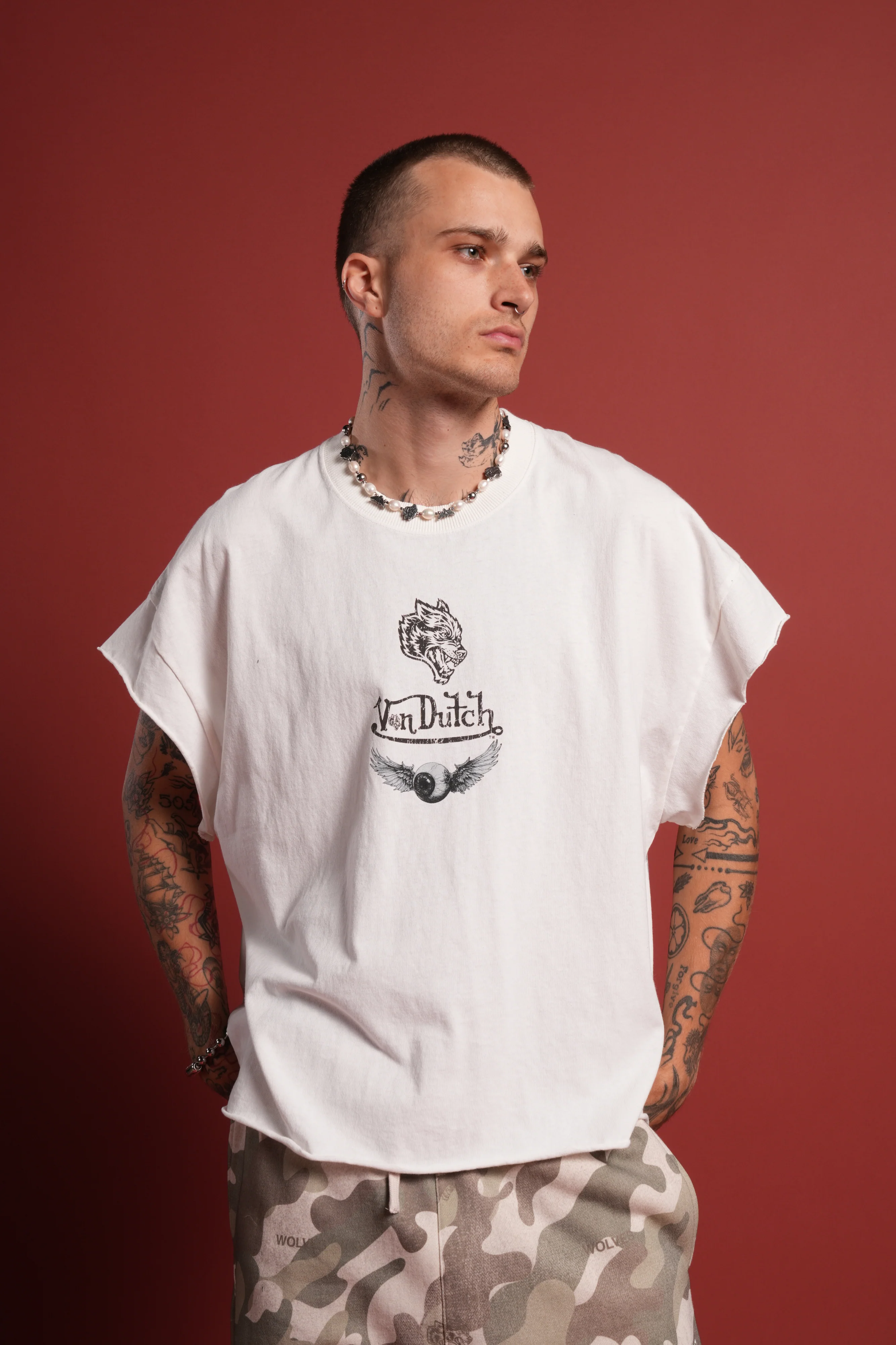 Take-Off Grunge Cut-Off Mid-Length Raw Hem Tee in Cream - Image 2
