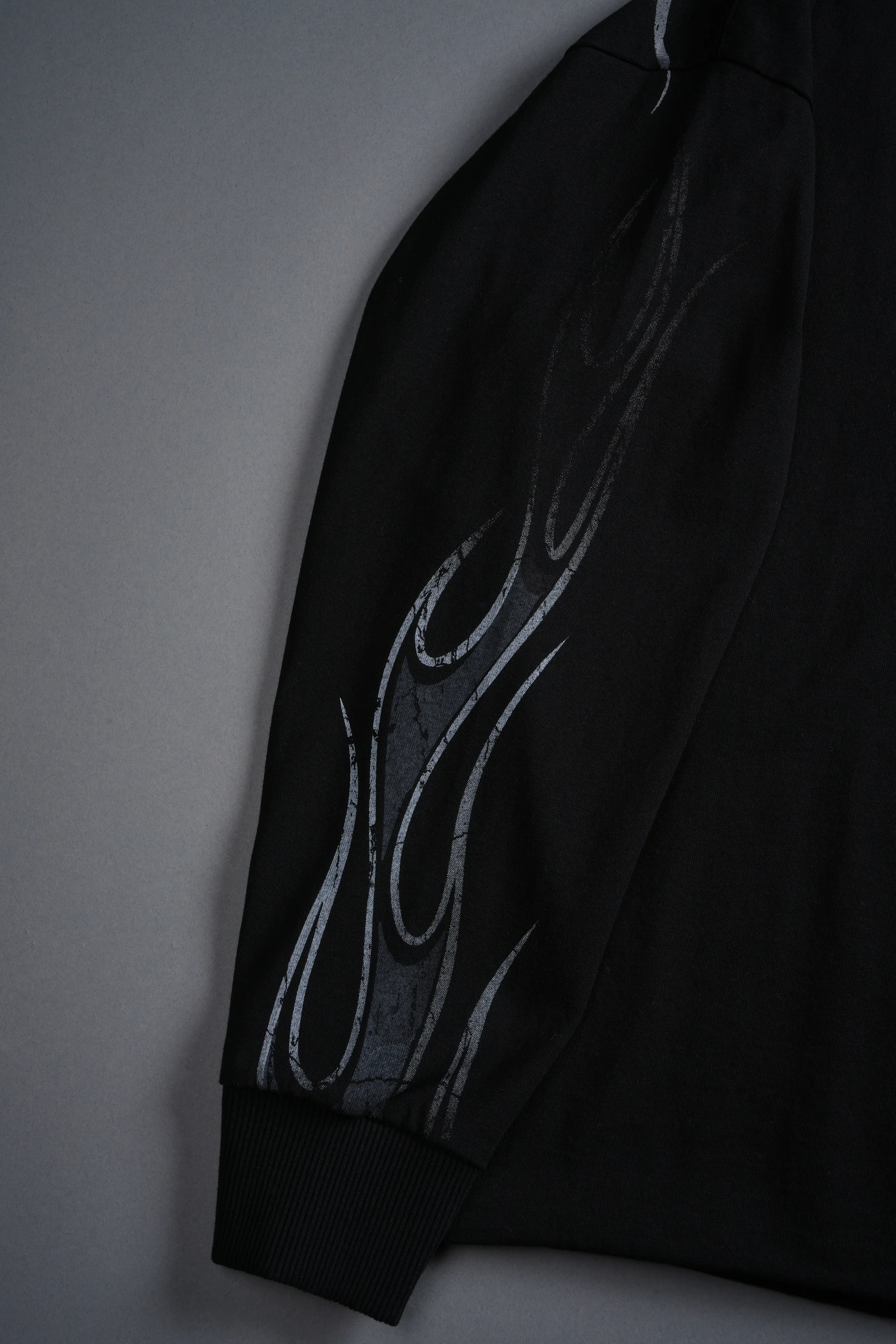 Take-Off Grunge Mid-Length Raw Hem LS Tee in Black - Image 10