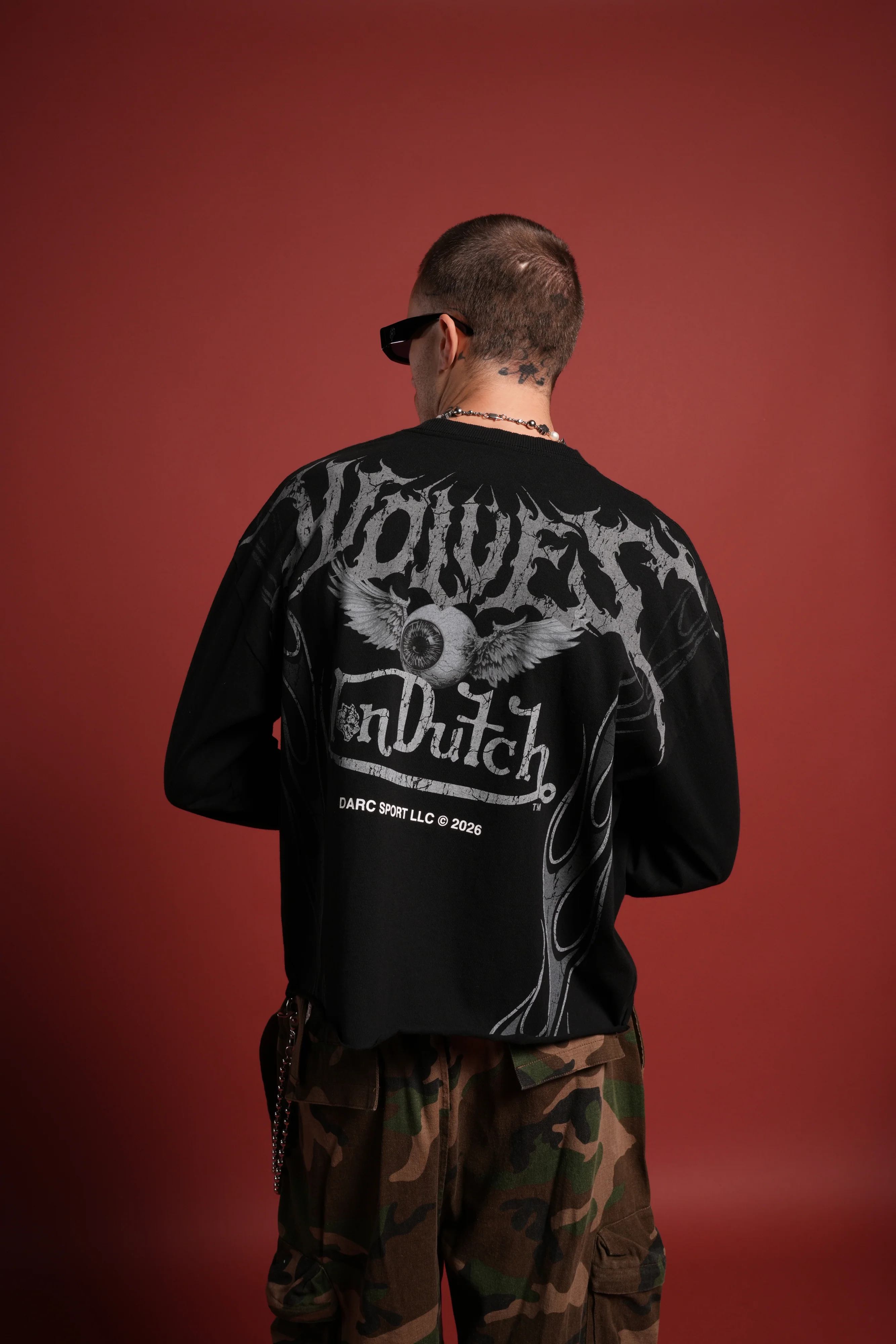 Take-Off Grunge Mid-Length Raw Hem LS Tee in Black - Image 4