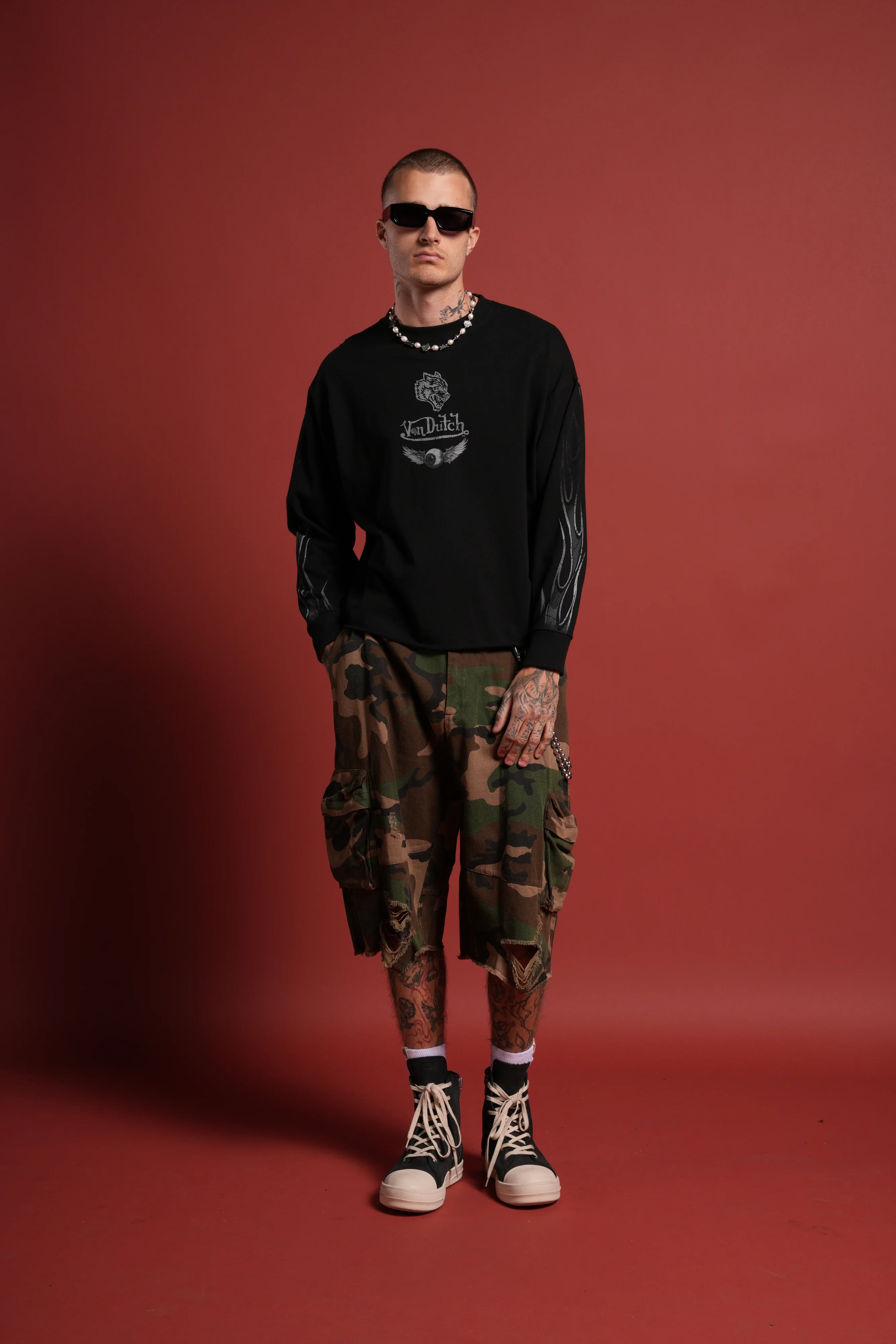 Take-Off Grunge Mid-Length Raw Hem LS Tee in Black - Image 5
