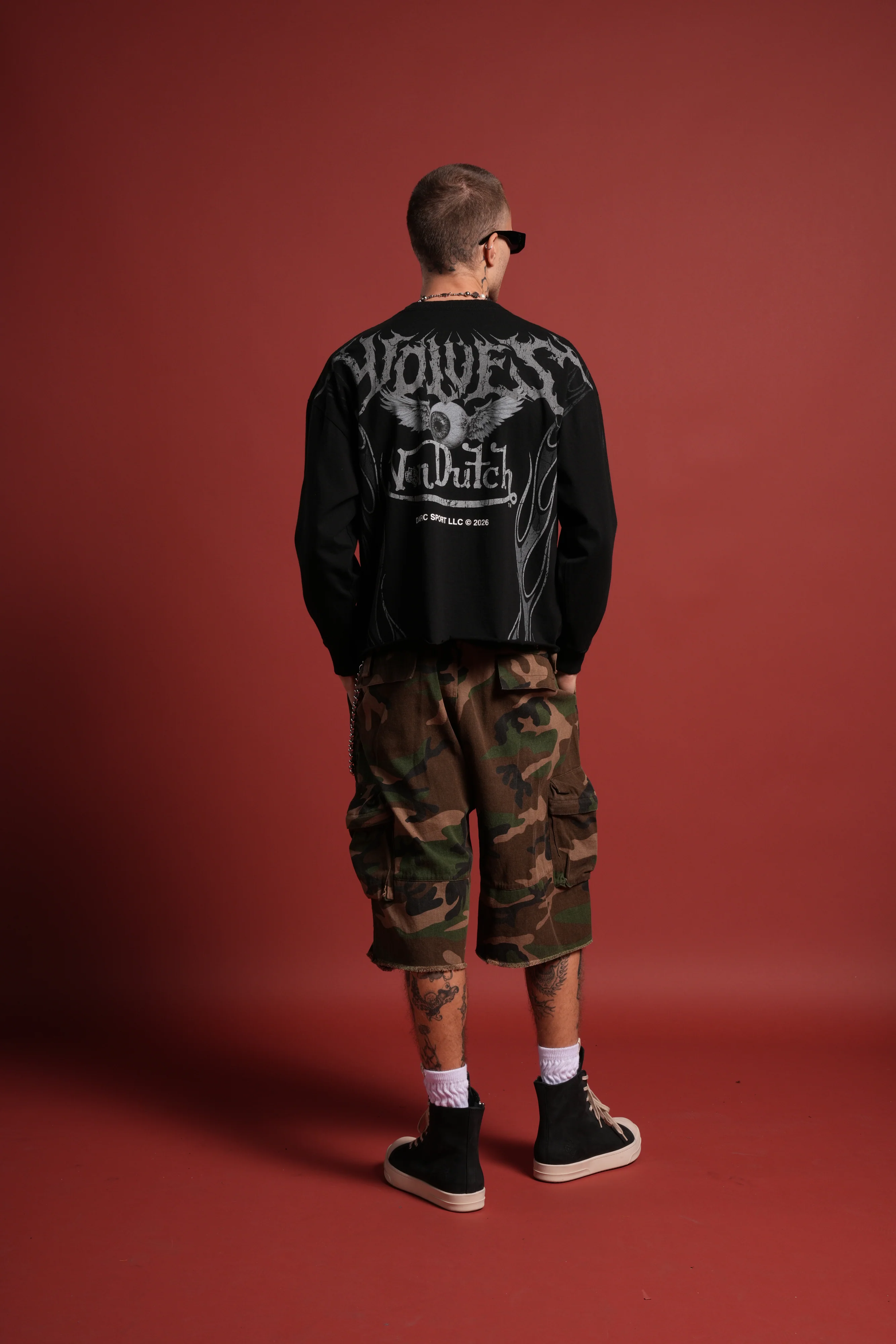 Take-Off Grunge Mid-Length Raw Hem LS Tee in Black - Image 6