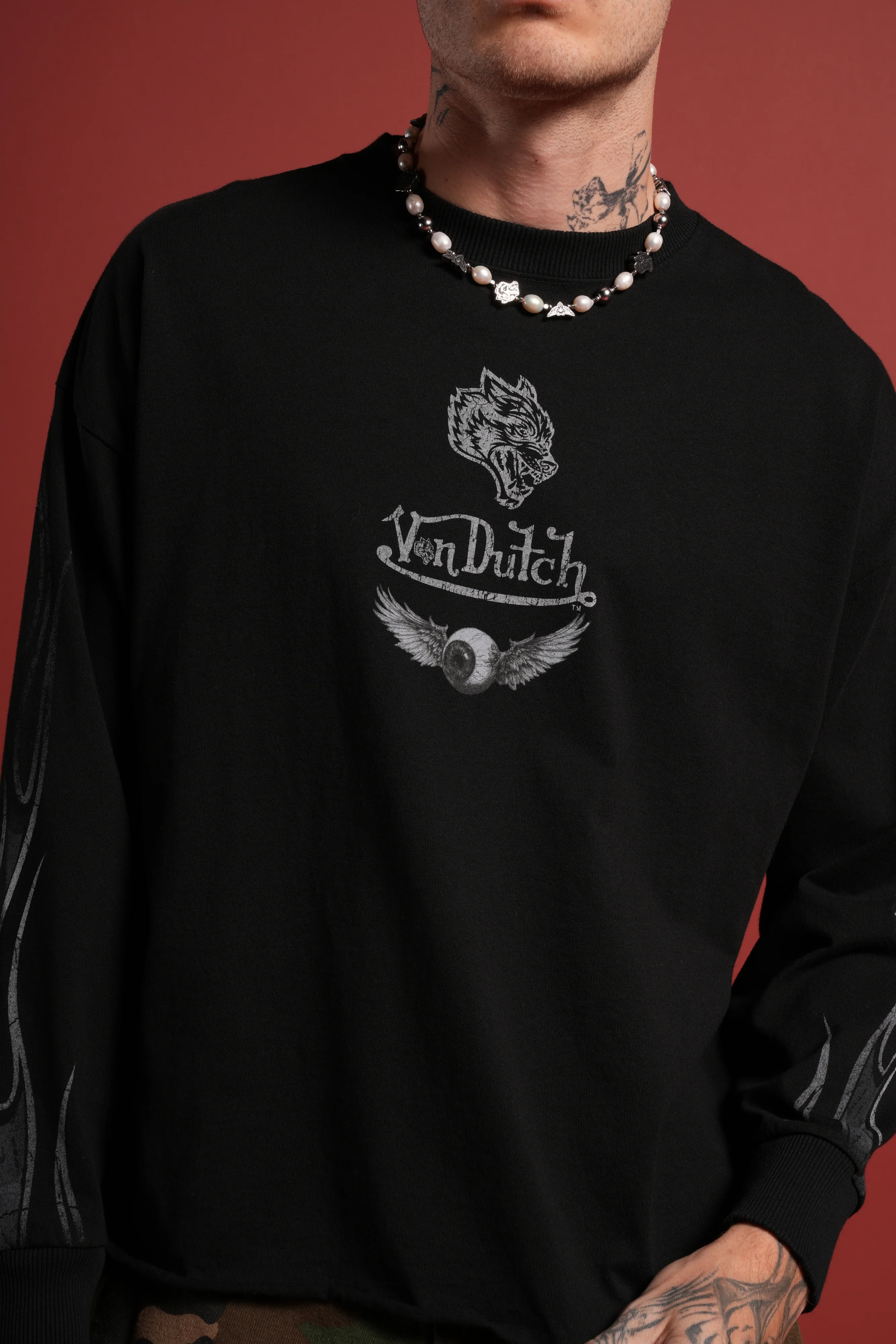 Take-Off Grunge Mid-Length Raw Hem LS Tee in Black - Image 7