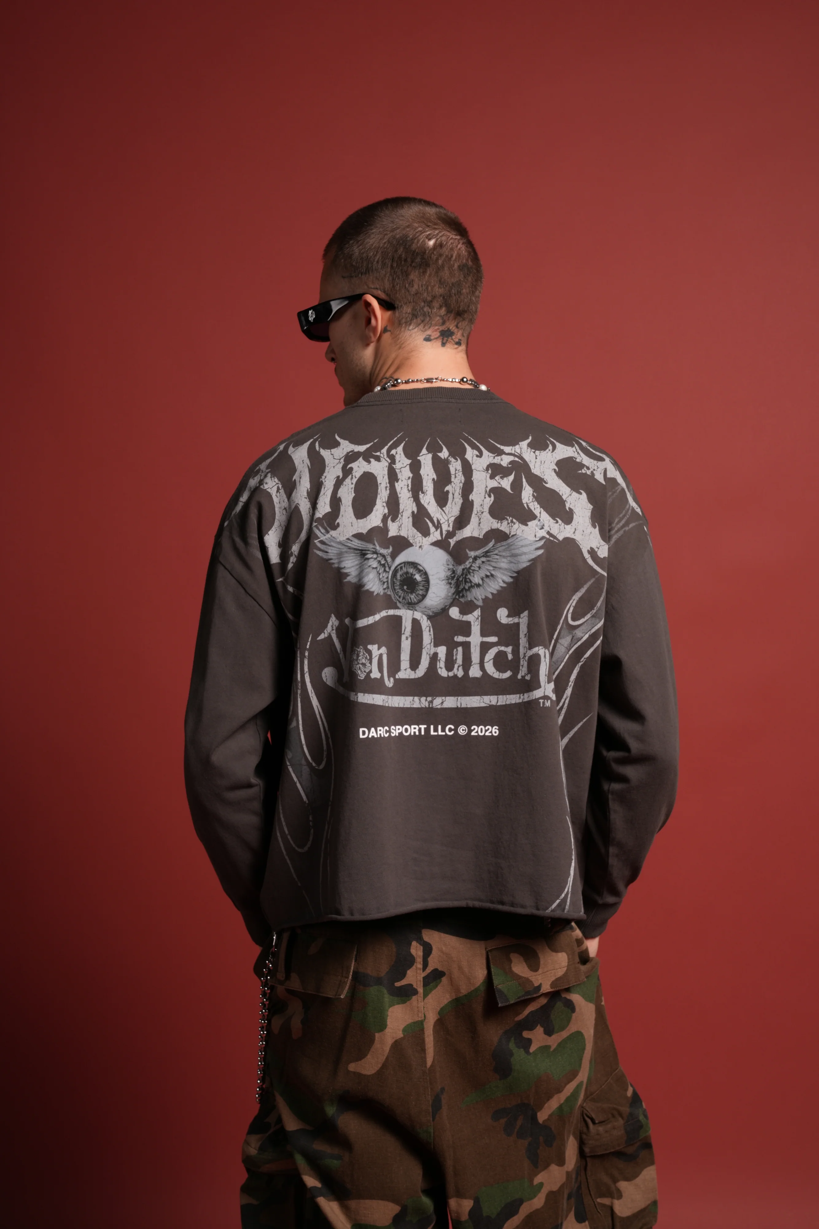 Take-Off Grunge Mid-Length Raw Hem LS Tee in Wolf Gray - Image 4