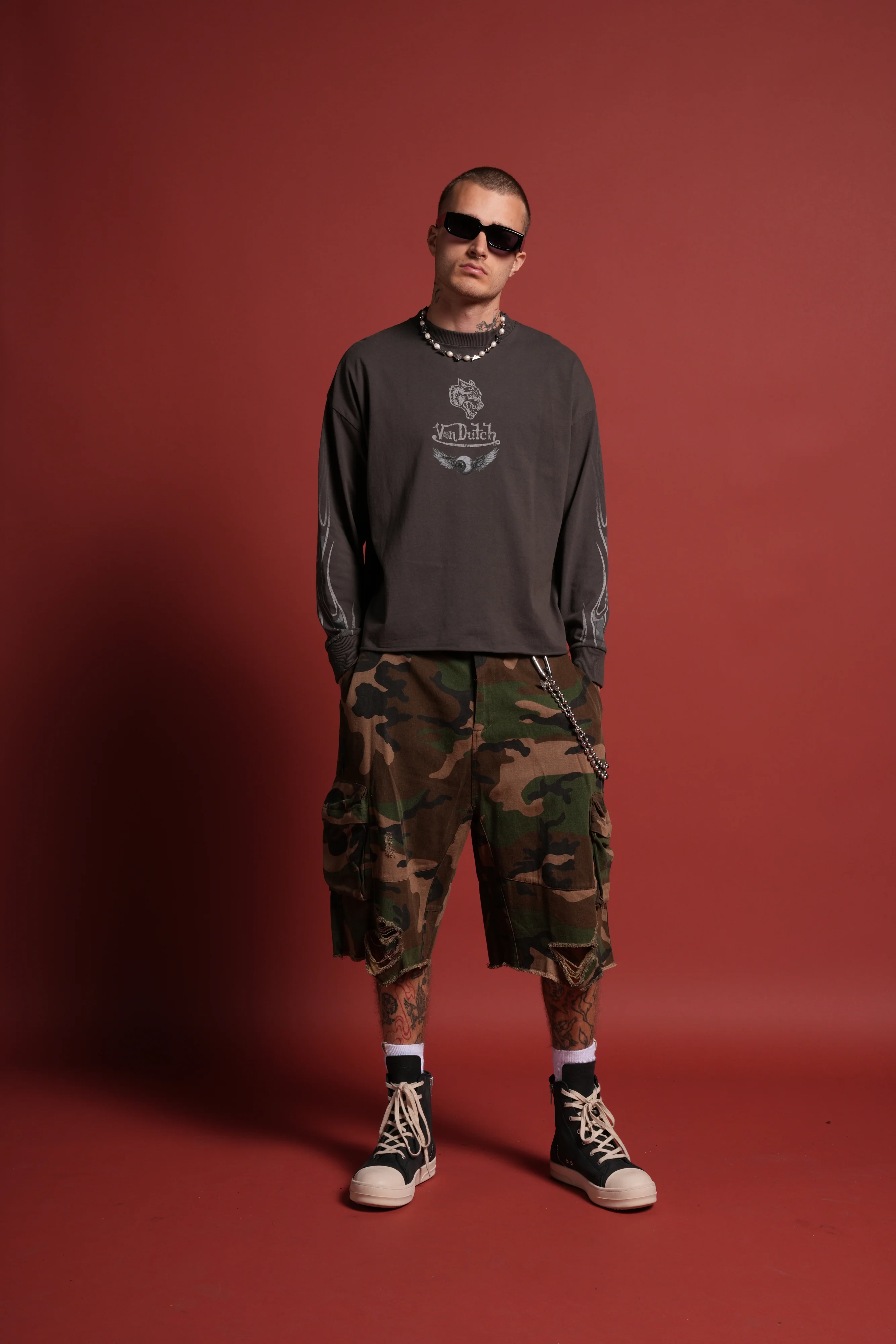 Take-Off Grunge Mid-Length Raw Hem LS Tee in Wolf Gray - Image 5