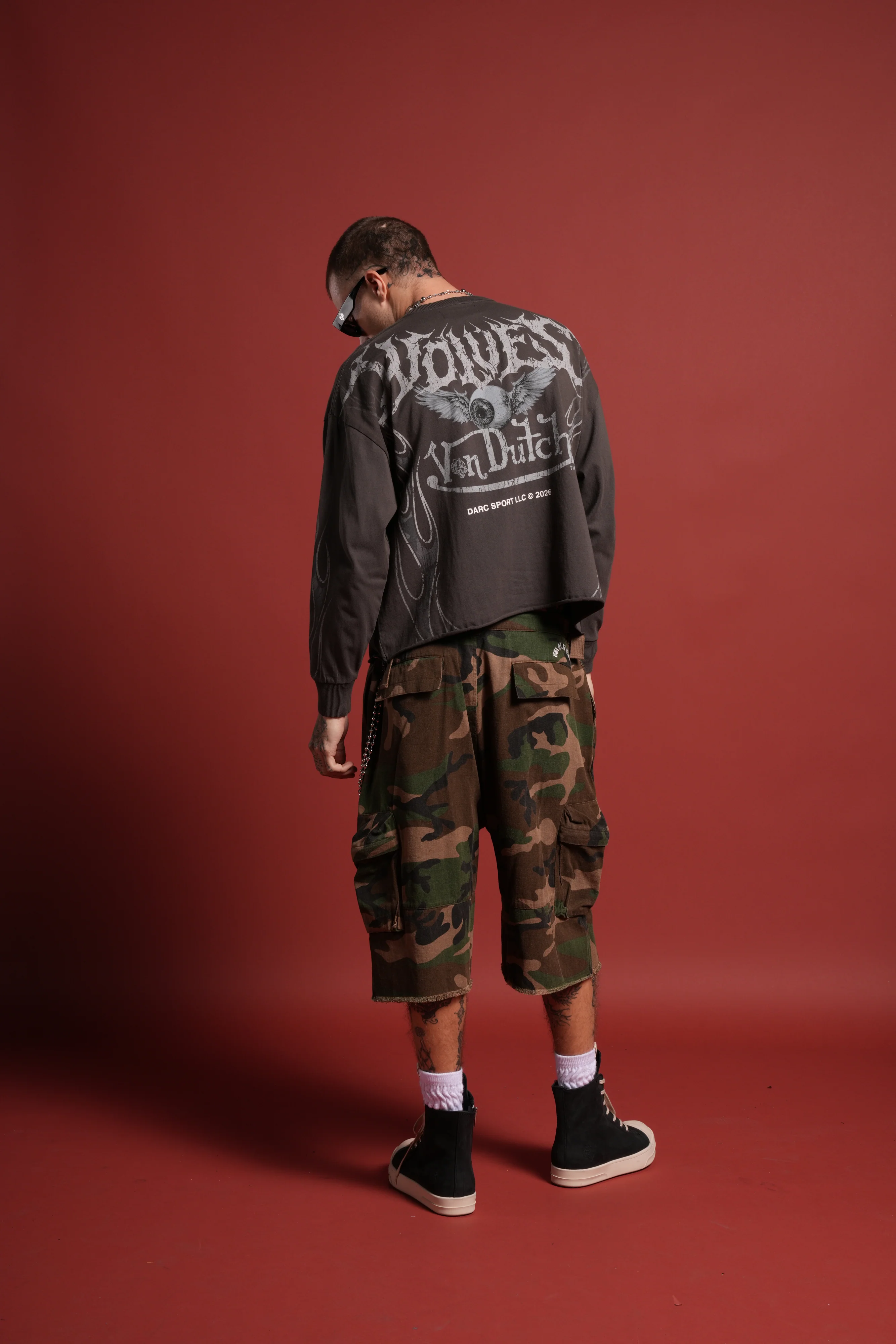 Take-Off Grunge Mid-Length Raw Hem LS Tee in Wolf Gray - Image 6