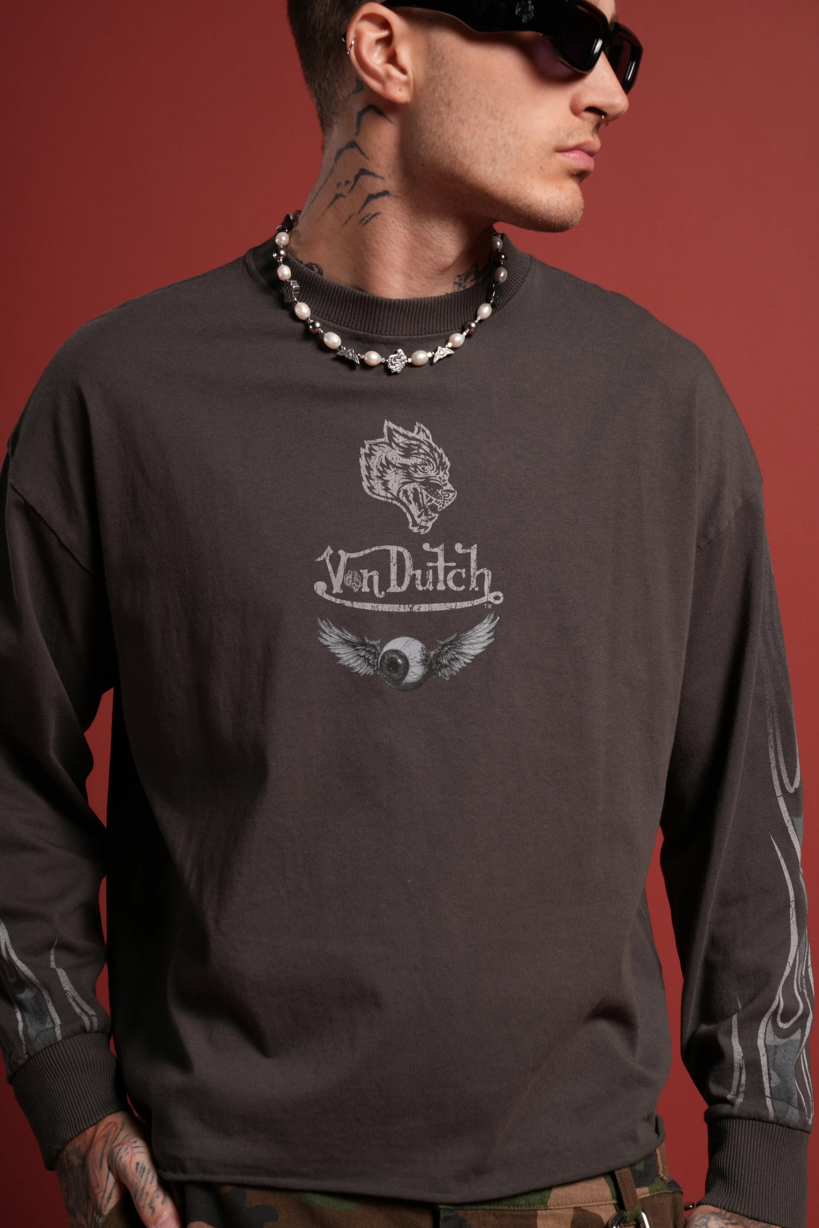 Take-Off Grunge Mid-Length Raw Hem LS Tee in Wolf Gray - Image 7