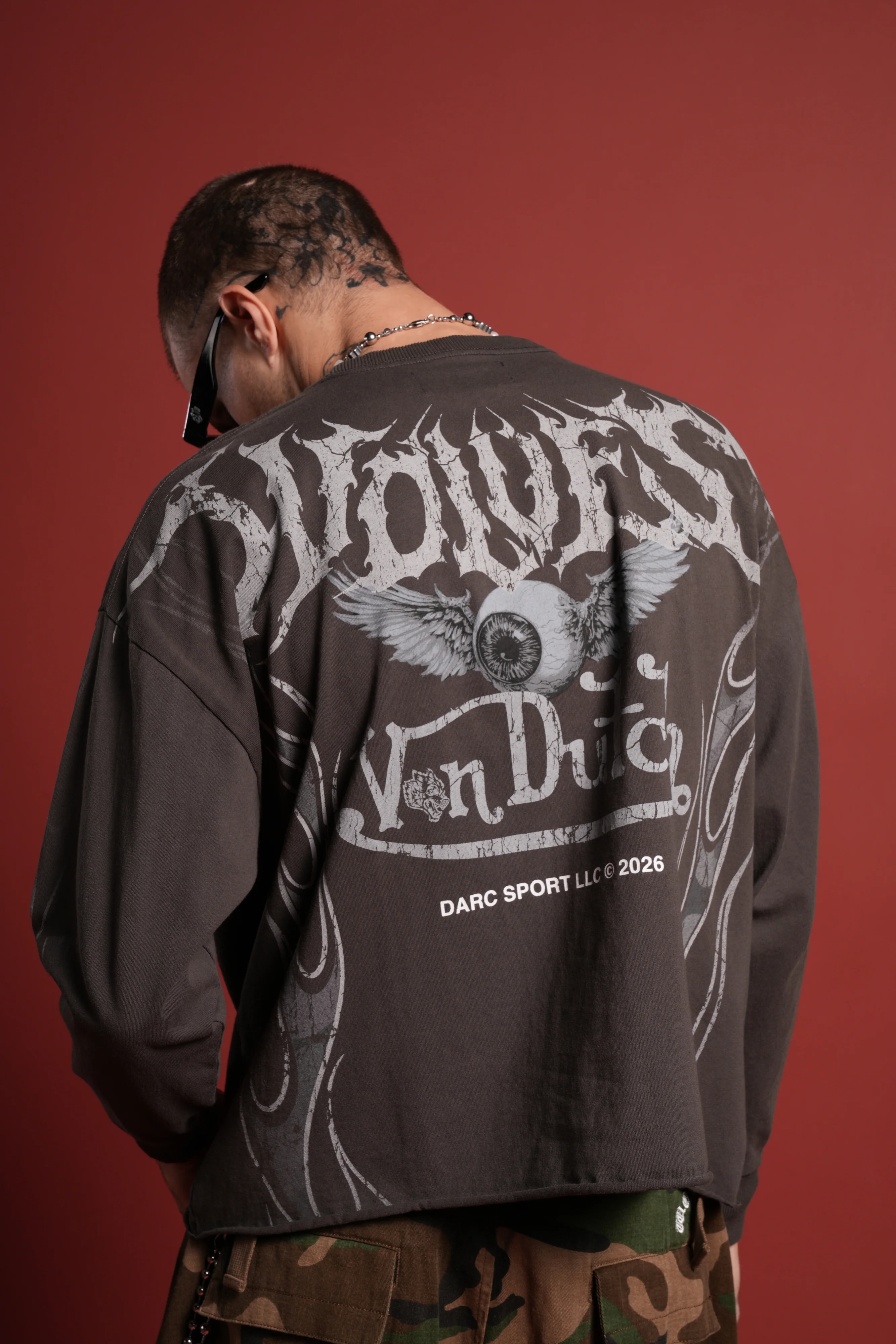 Take-Off Grunge Mid-Length Raw Hem LS Tee in Wolf Gray - Image 8