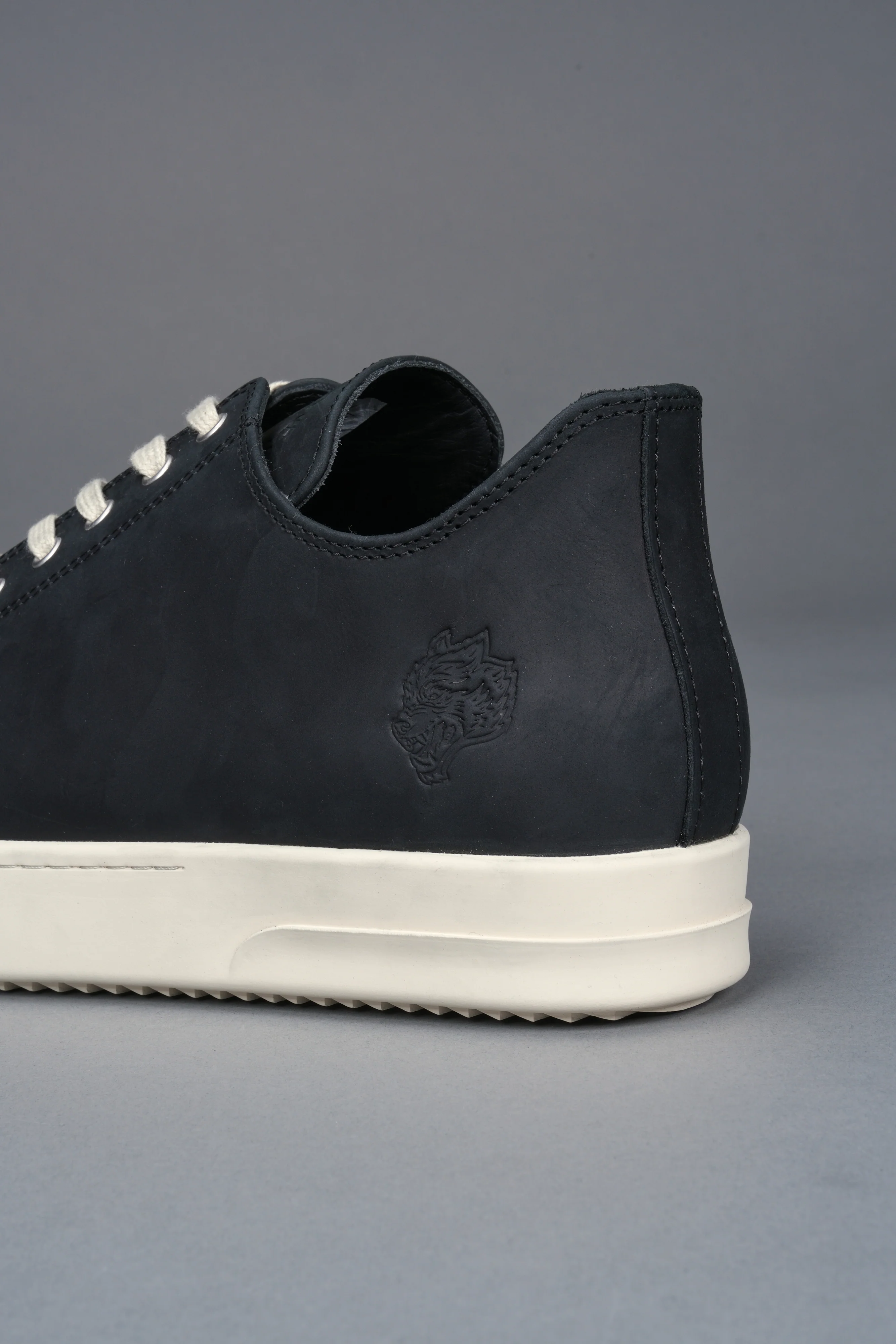Venice Low Top Shoe in Black/Cream - Image 10