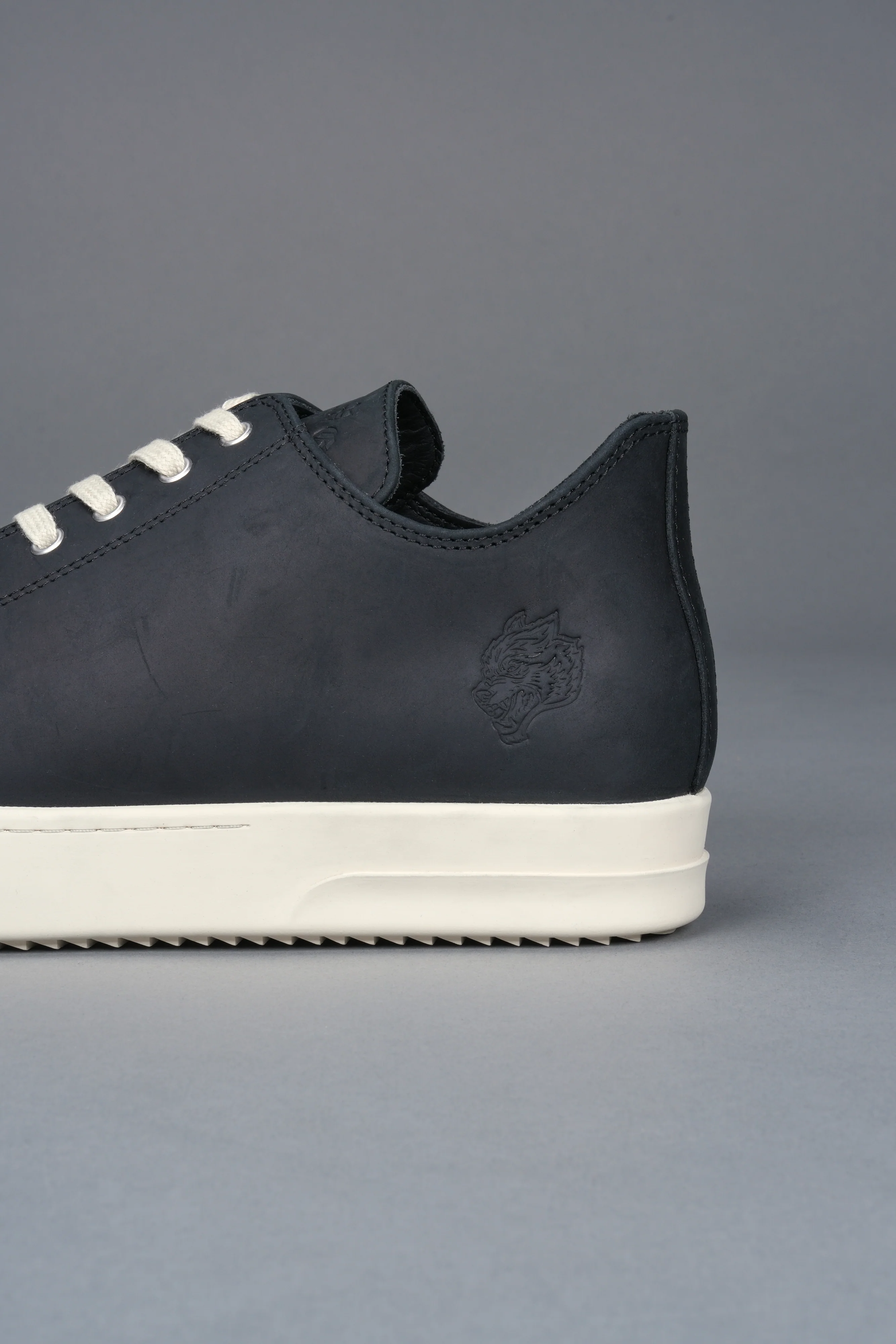 Venice Low Top Shoe in Black/Cream - Image 5