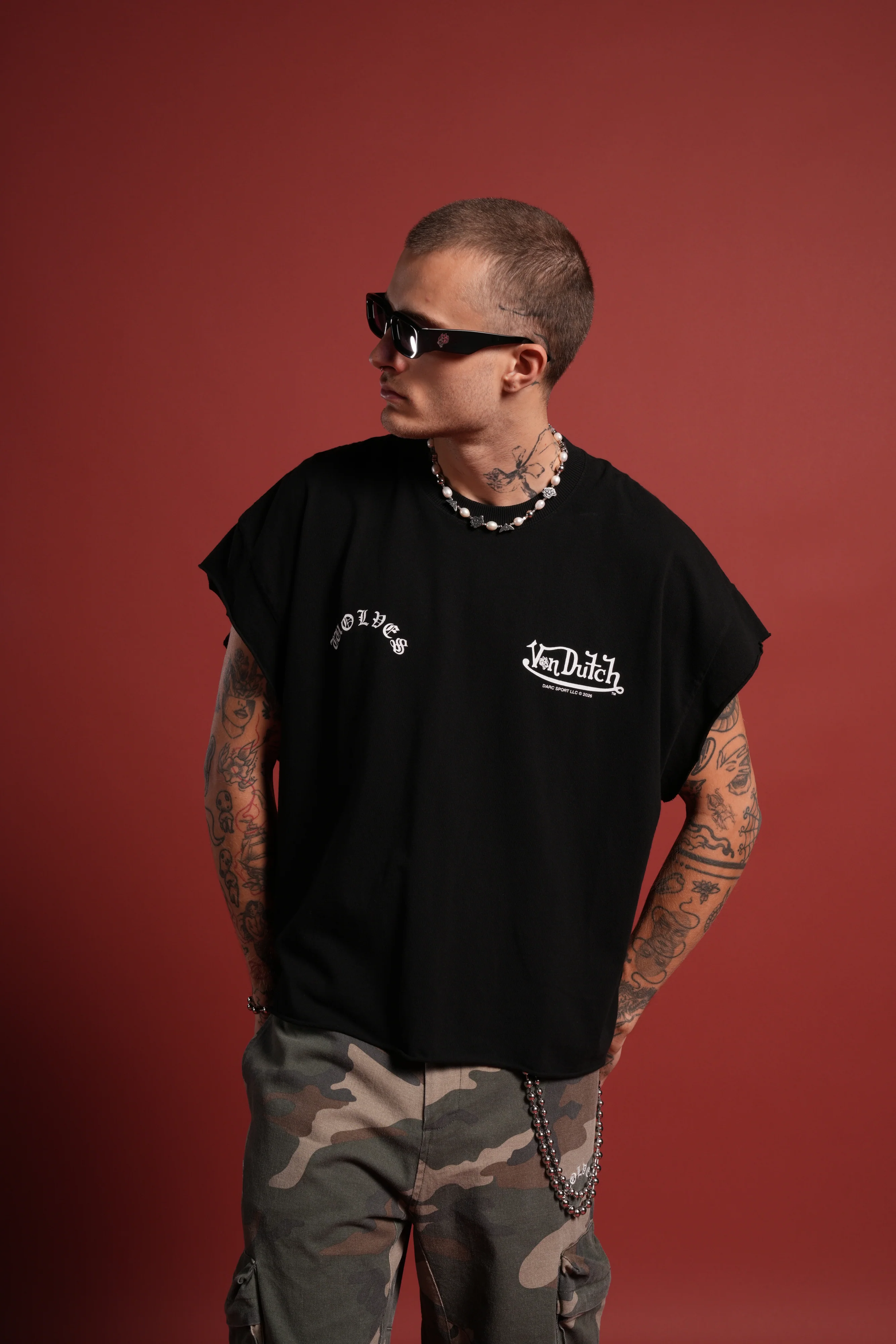 Von Darc Grunge Cut-Off Mid-Length Raw Hem Tee in Black - Image 2