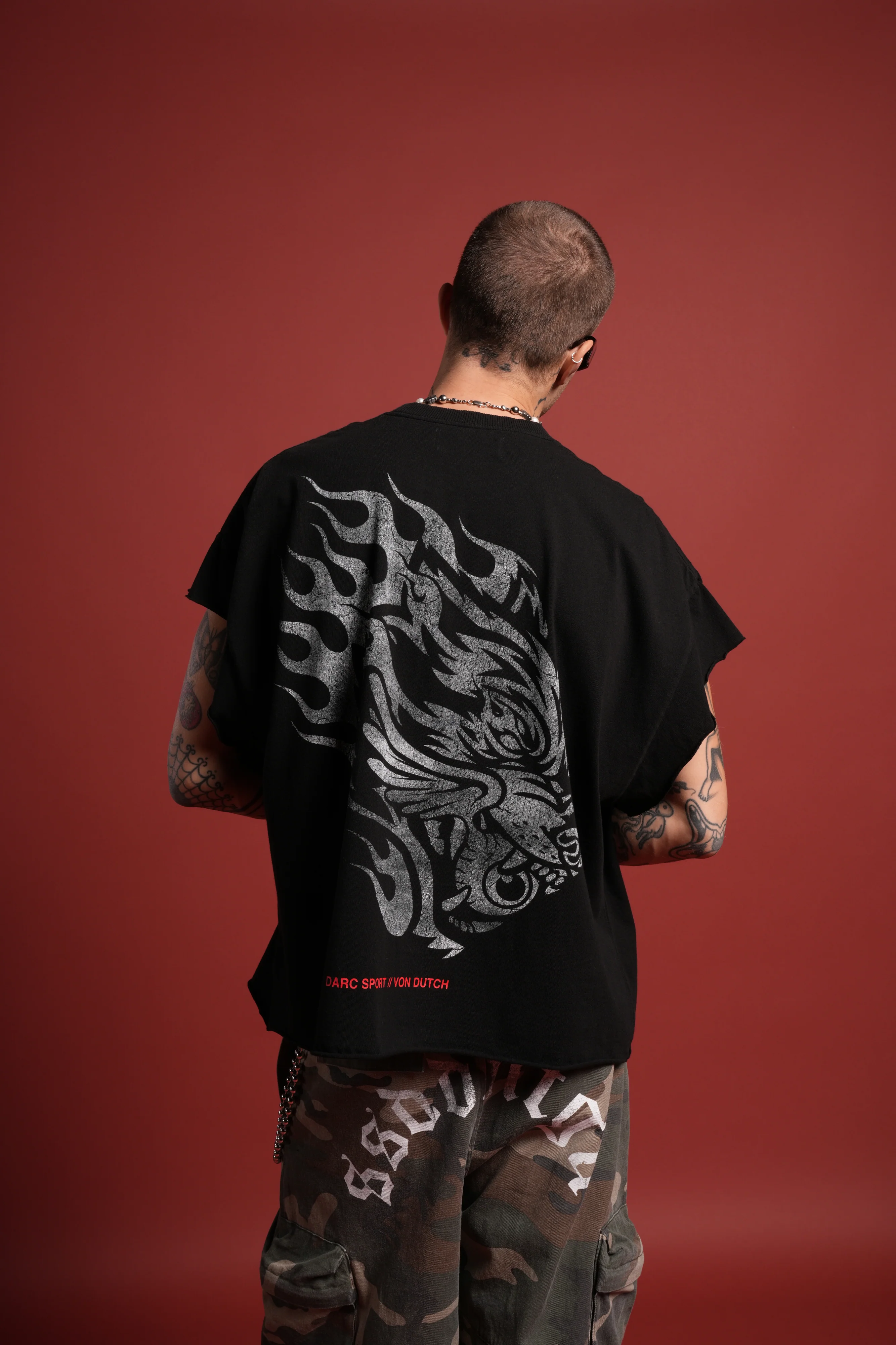Von Darc Grunge Cut-Off Mid-Length Raw Hem Tee in Black - Image 4