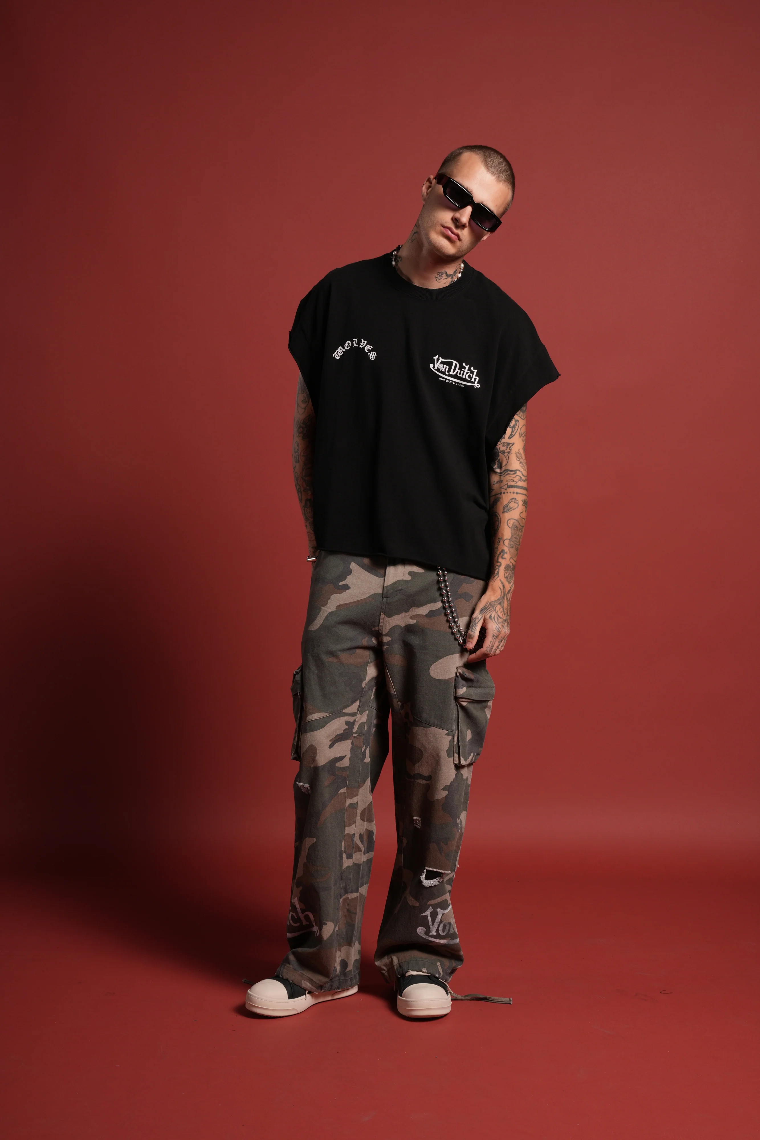 Von Darc Grunge Cut-Off Mid-Length Raw Hem Tee in Black - Image 5