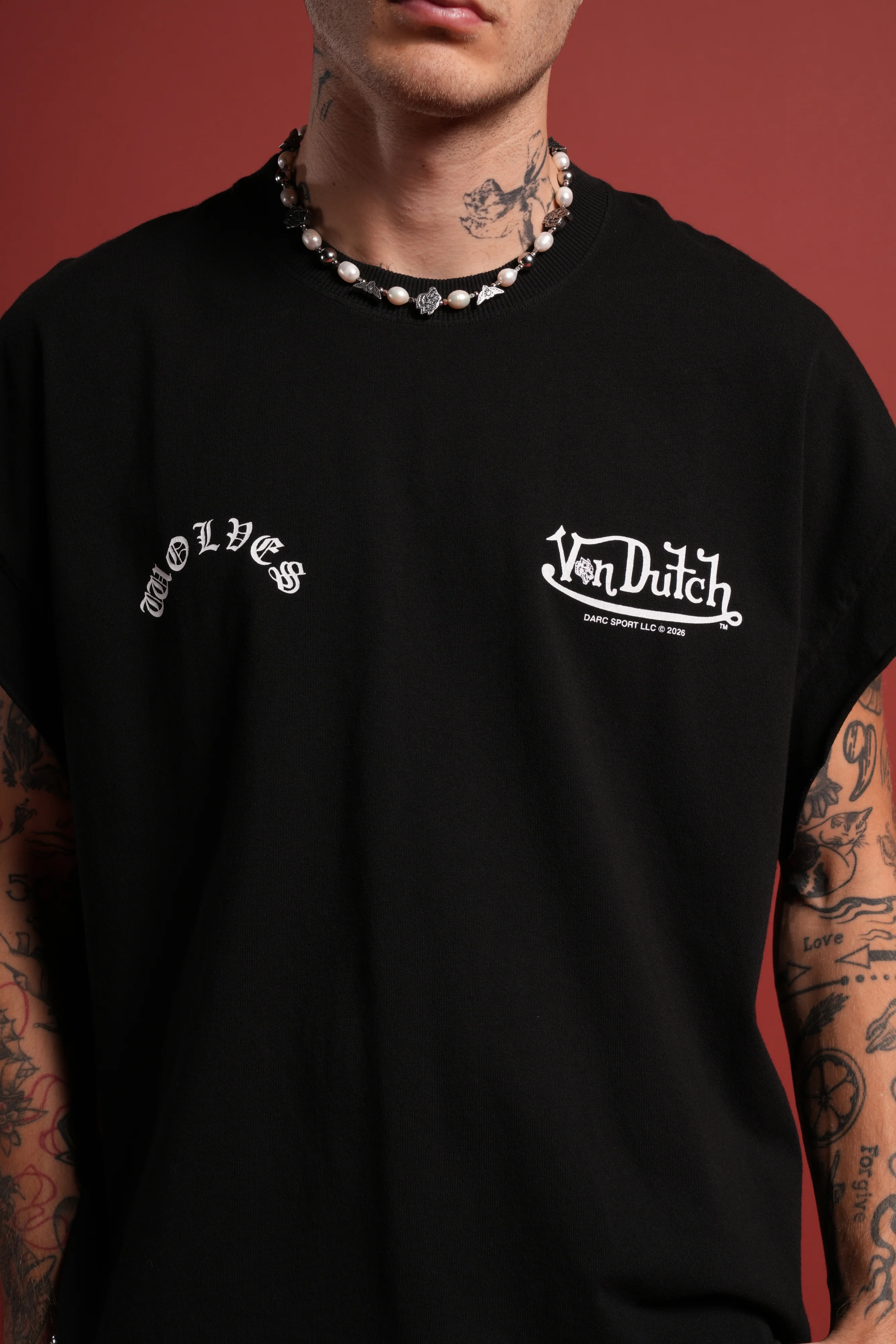 Von Darc Grunge Cut-Off Mid-Length Raw Hem Tee in Black - Image 7