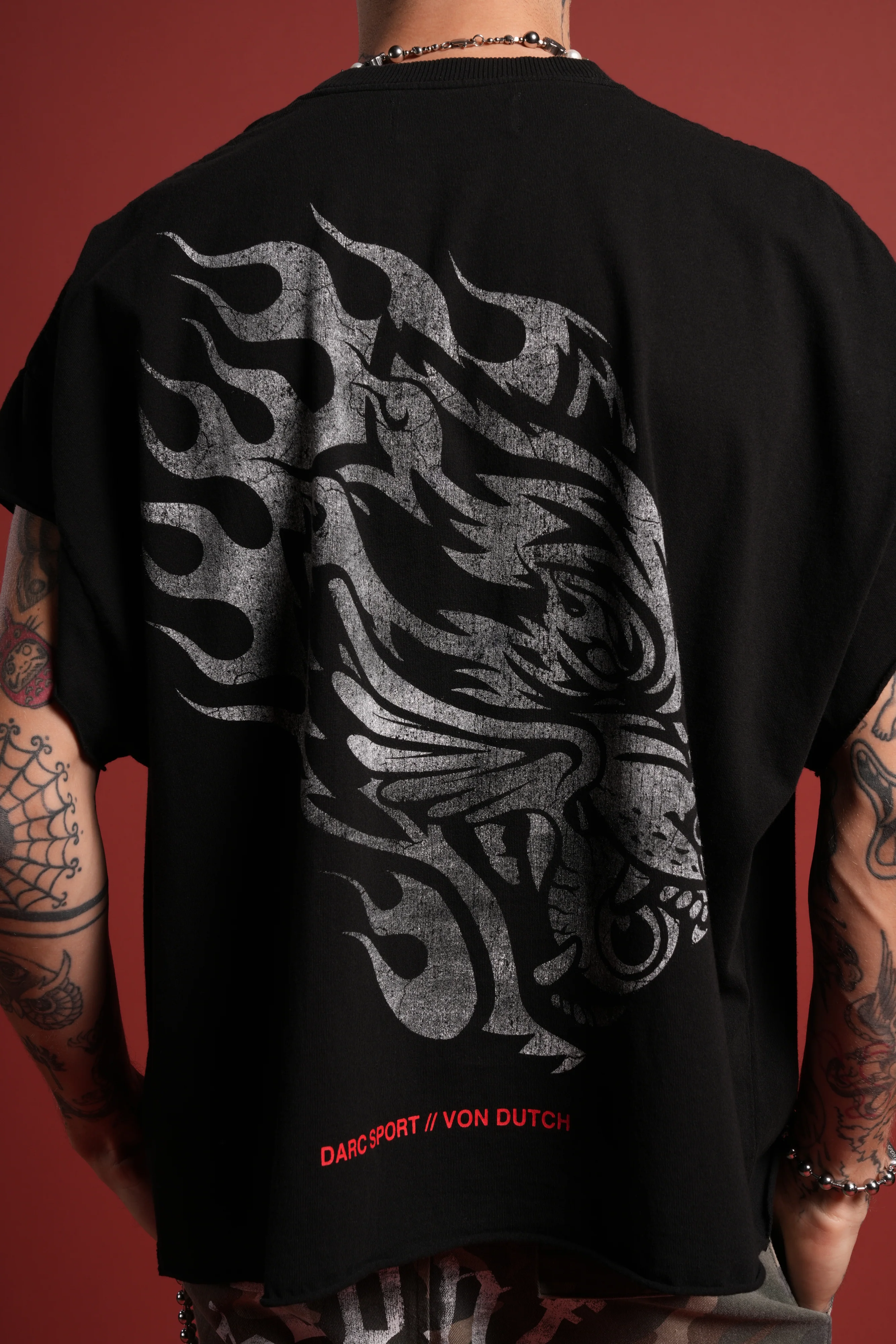 Von Darc Grunge Cut-Off Mid-Length Raw Hem Tee in Black - Image 8