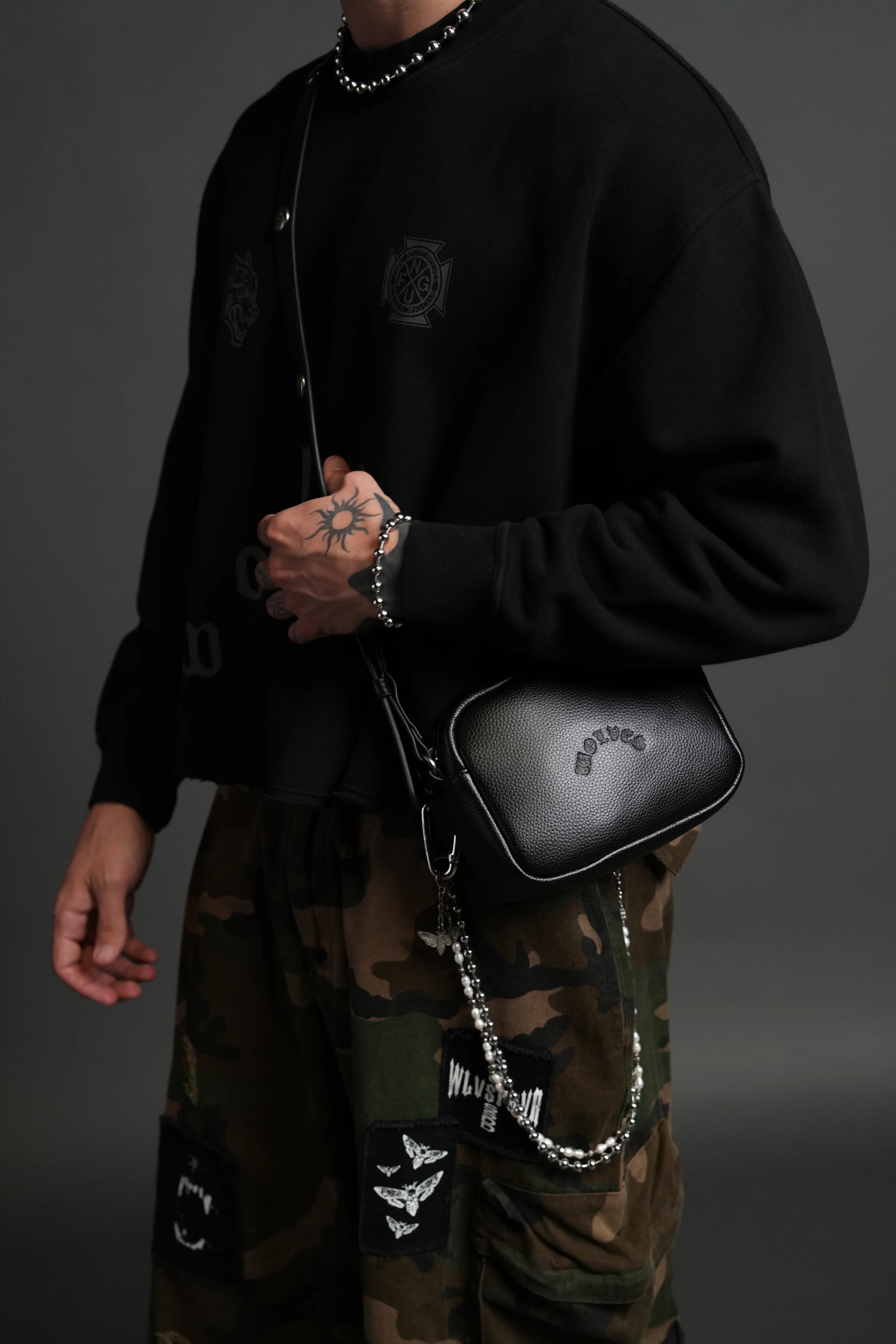 Wolves Chopper Blade Leather Side Bag in Black - Image 7