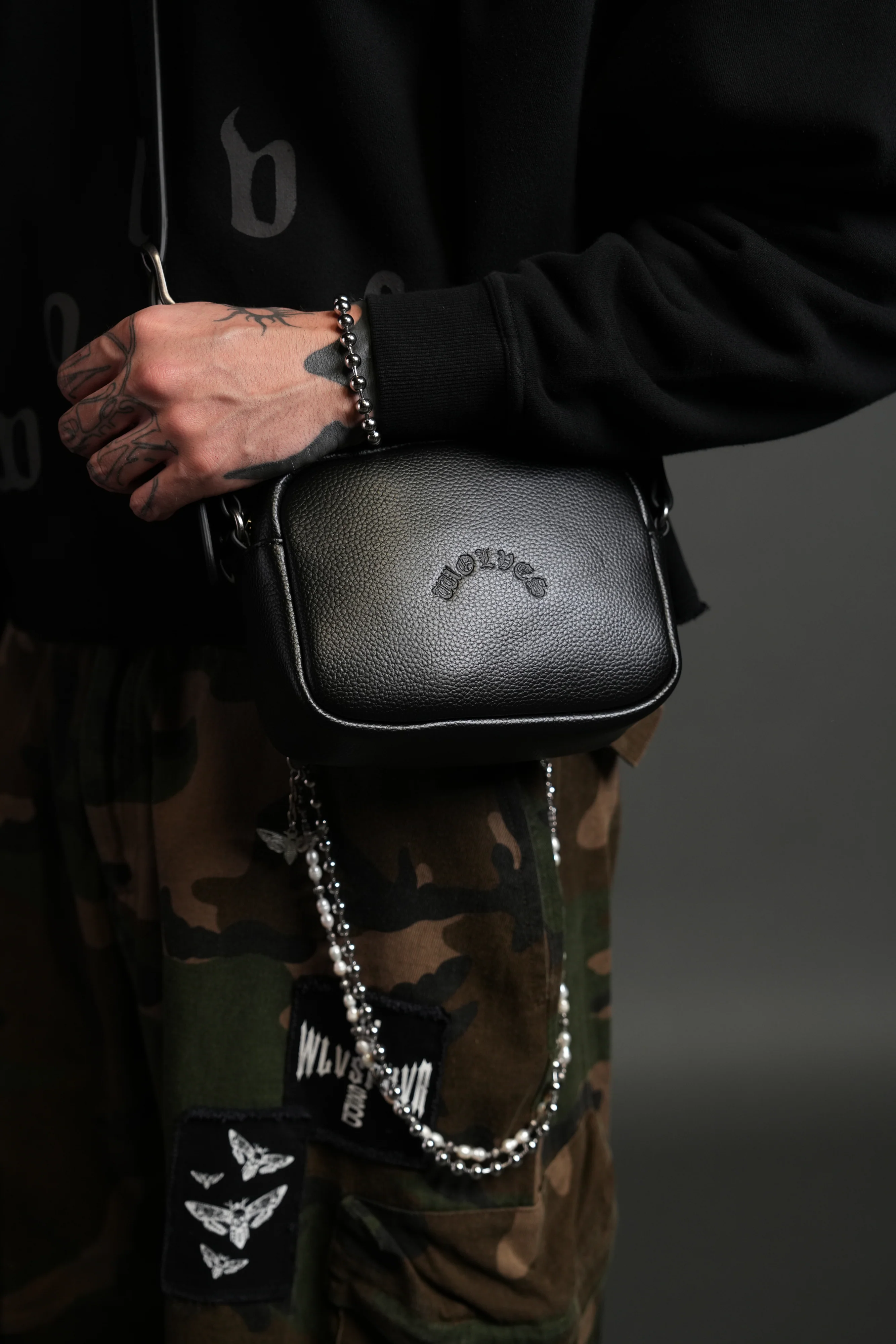 Wolves Chopper Blade Leather Side Bag in Black - Image 8